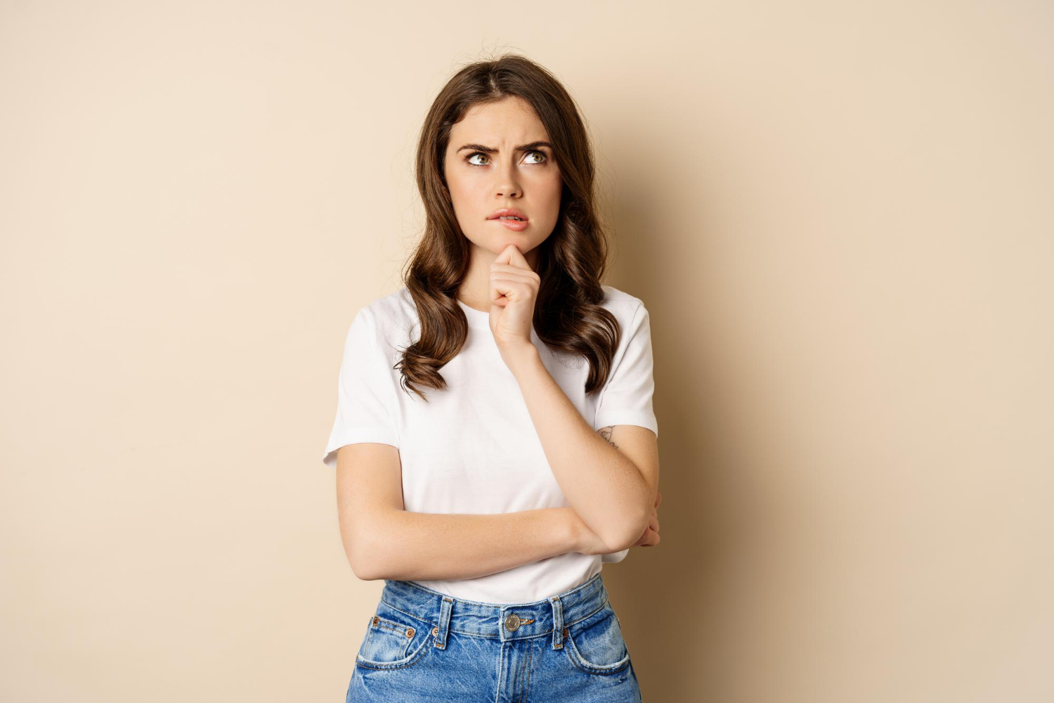Eine ernste, in Gedanken versunkene Frau | Quelle: Freepik