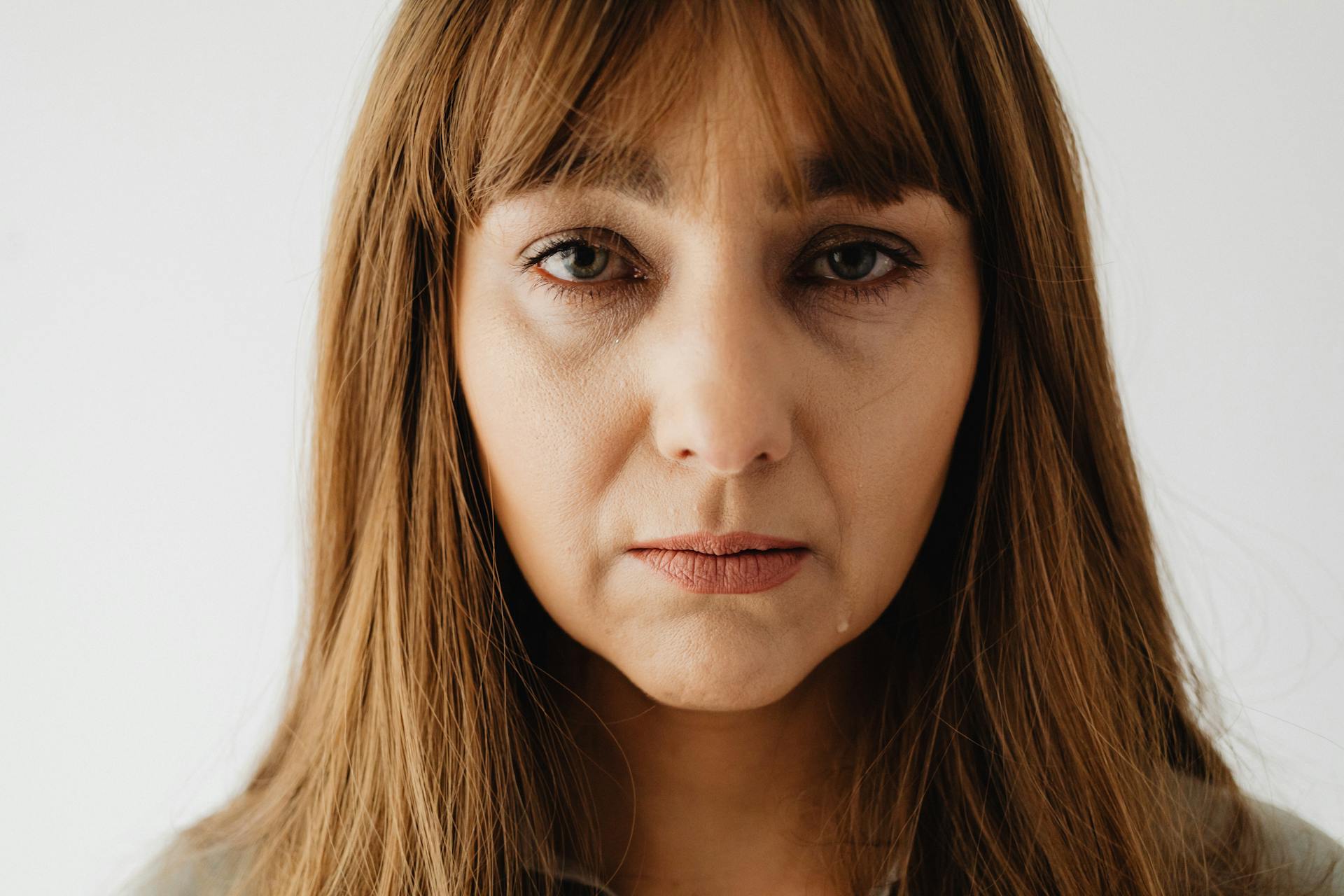 Eine Frau mit ernstem Blick | Quelle: Pexels