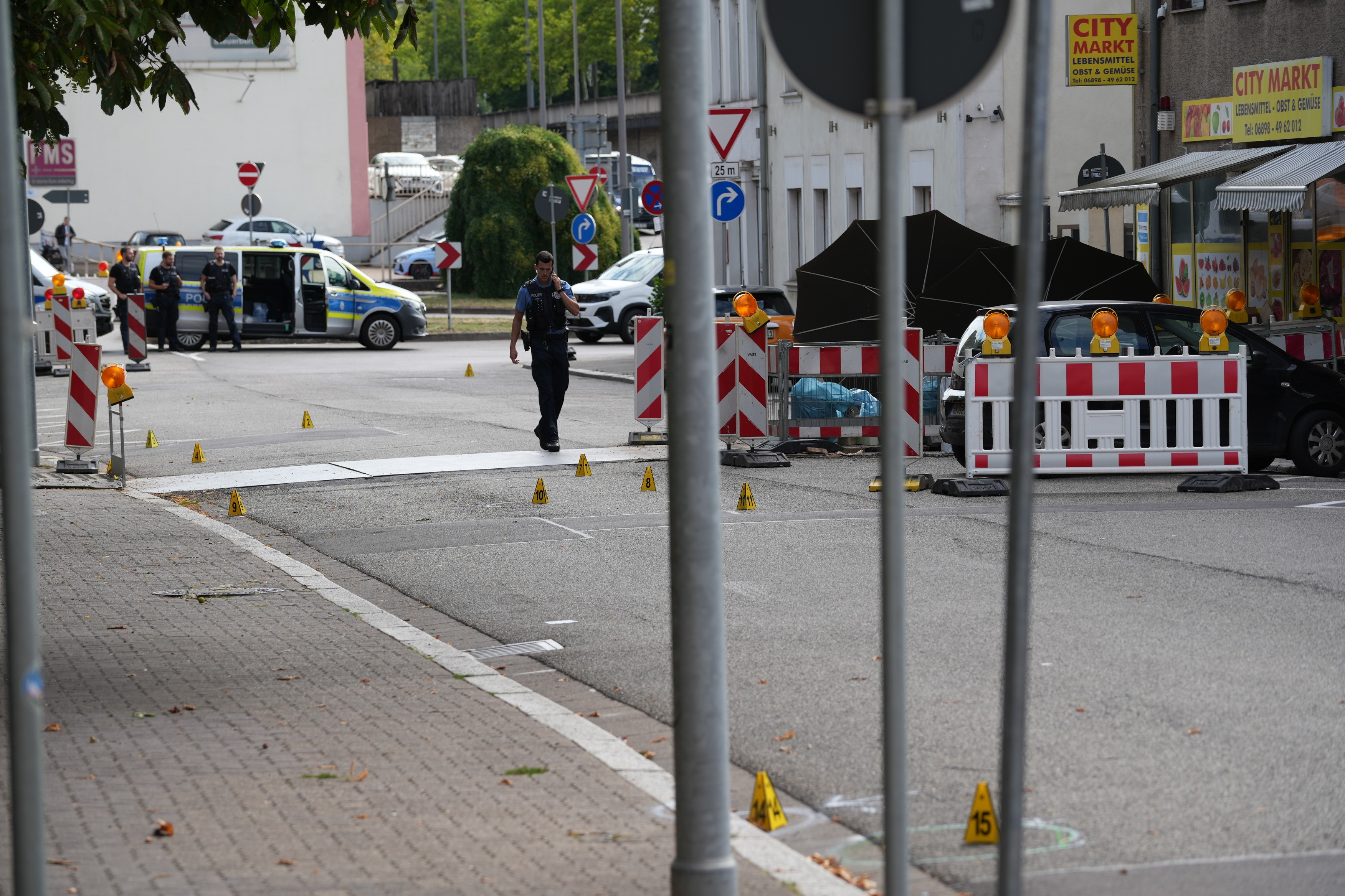 22. August 2025, Saarland, Völklingen: Polizeibeamte untersuchen die Umgebung eines Tatorts. Ein Polizeibeamter wurde nach einem Raubüberfall auf eine Tankstelle in Völklingen durch Schüsse getötet. | Quelle: Getty Images