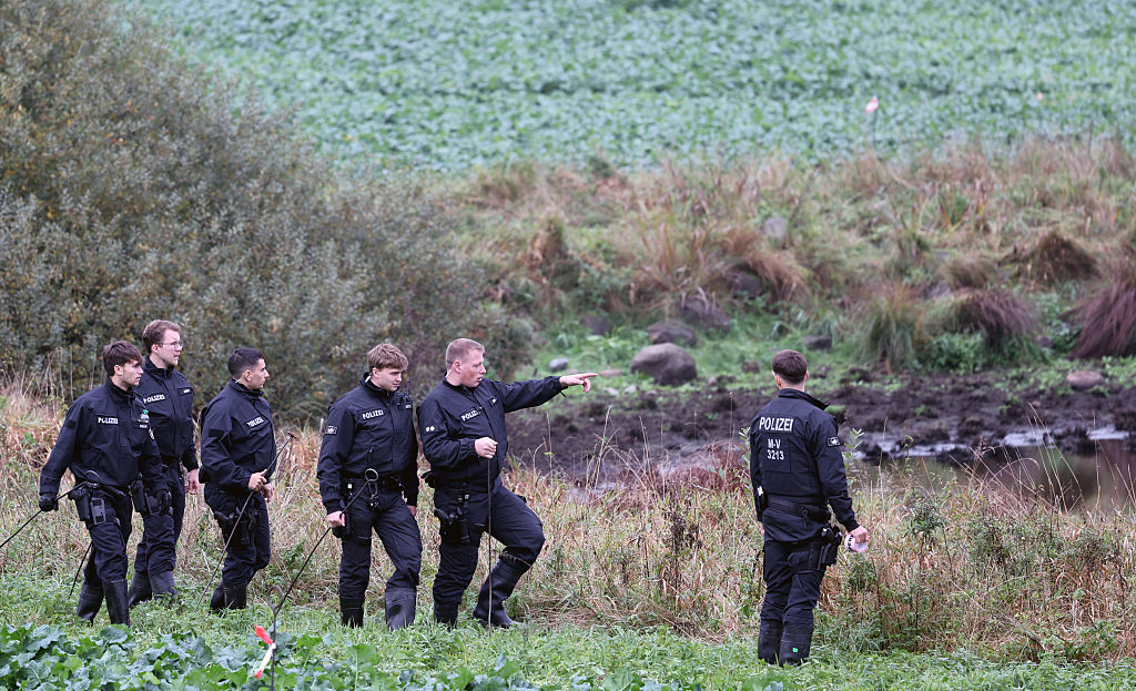 15. Oktober 2025, Mecklenburg Vorpommern, Klein Upahl: Polizeibeamte durchkämmen in einem weiten Umkreis den Ort, an dem am Vortag eine Kinderleiche gefunden wurde. Eine gerichtsmedizinische Untersuchung soll klären, ob es sich um den seit Freitag vermissten Fabian handelt. | Quelle: Getty Images