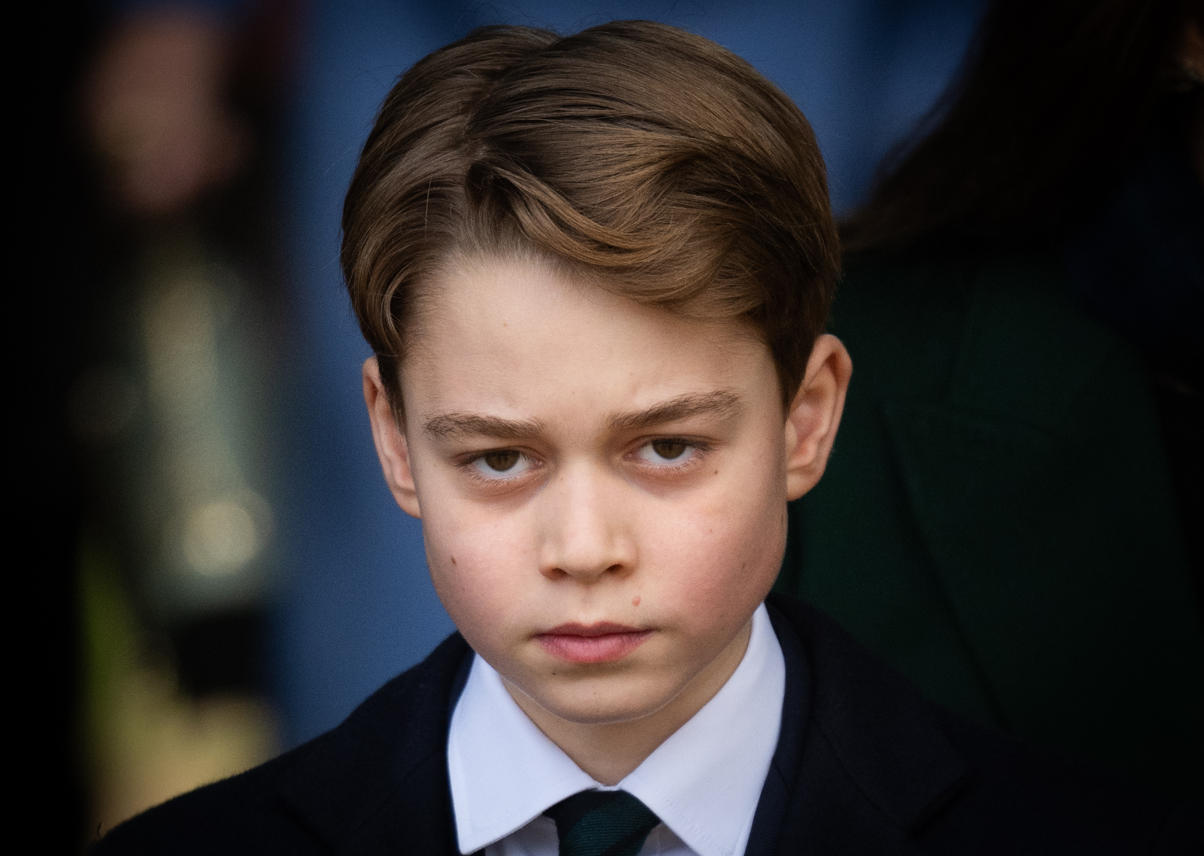 Zu Weihnachten 2024 war George 11 Jahre alt und nahm am Weihnachtsgottesdienst der königlichen Familie in Sandringham teil. Das Nahaufnahme-Porträt liefert einen weiteren klaren Meilenstein in der Zeitleiste zwischen dem kleinen Jungen seiner früheren Auftritte und dem Teenager, der weniger als zwei Jahre später in Eton die Schule beginnen würde.