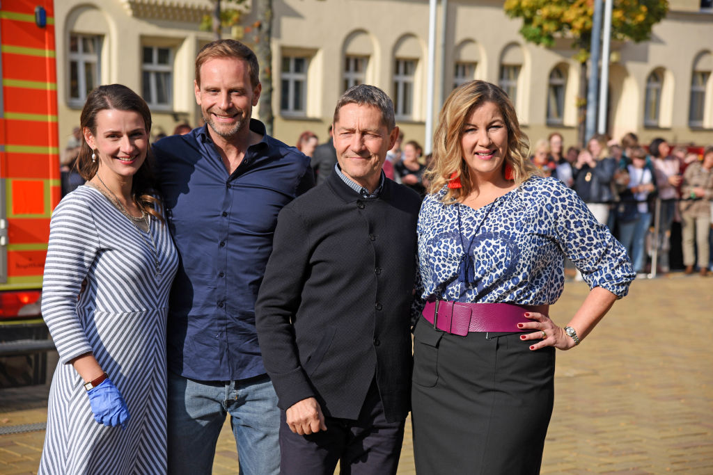 Annett Renneberg, Julian Weigend, Udo Schenk und Alexa Maria Surholt nehmen am 20. Oktober 2018 in Leipzig am Fanfest zum 20-jährigen Jubiläum der ARD-Fernsehserie „In aller Freundschaft“ in der Media City teil | Quelle: Getty Images