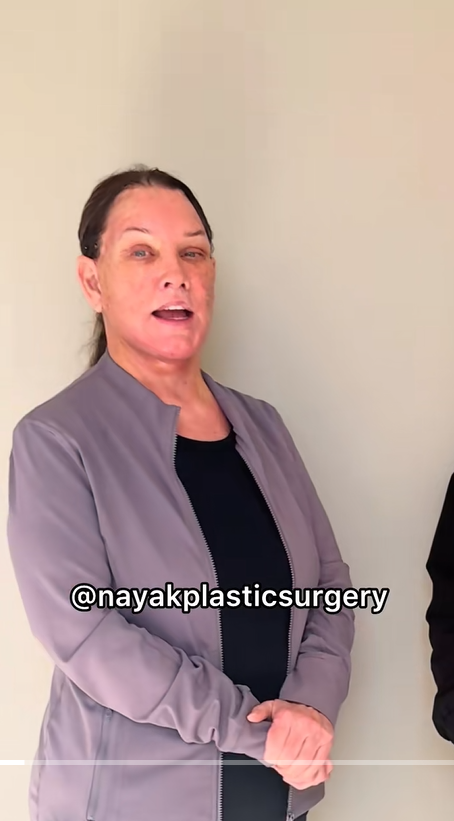 Tina Heaton wirkt gut gelaunt, als sie über ihre Genesung kurz nach der Operation spricht. | Quelle: TikTok/nayakplasticsurgery