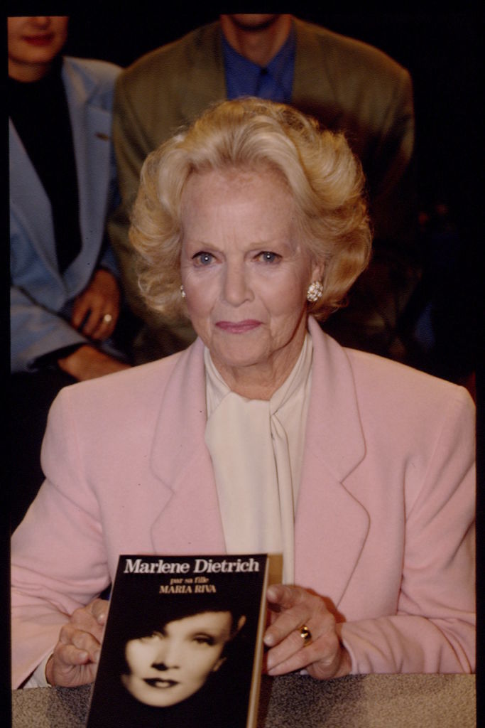 Bild von Maria Riva, der Tochter von Marlene Dietrich, mit dem Buch, das sie über ihre Mutter geschrieben hat. | Quelle: Getty Images
