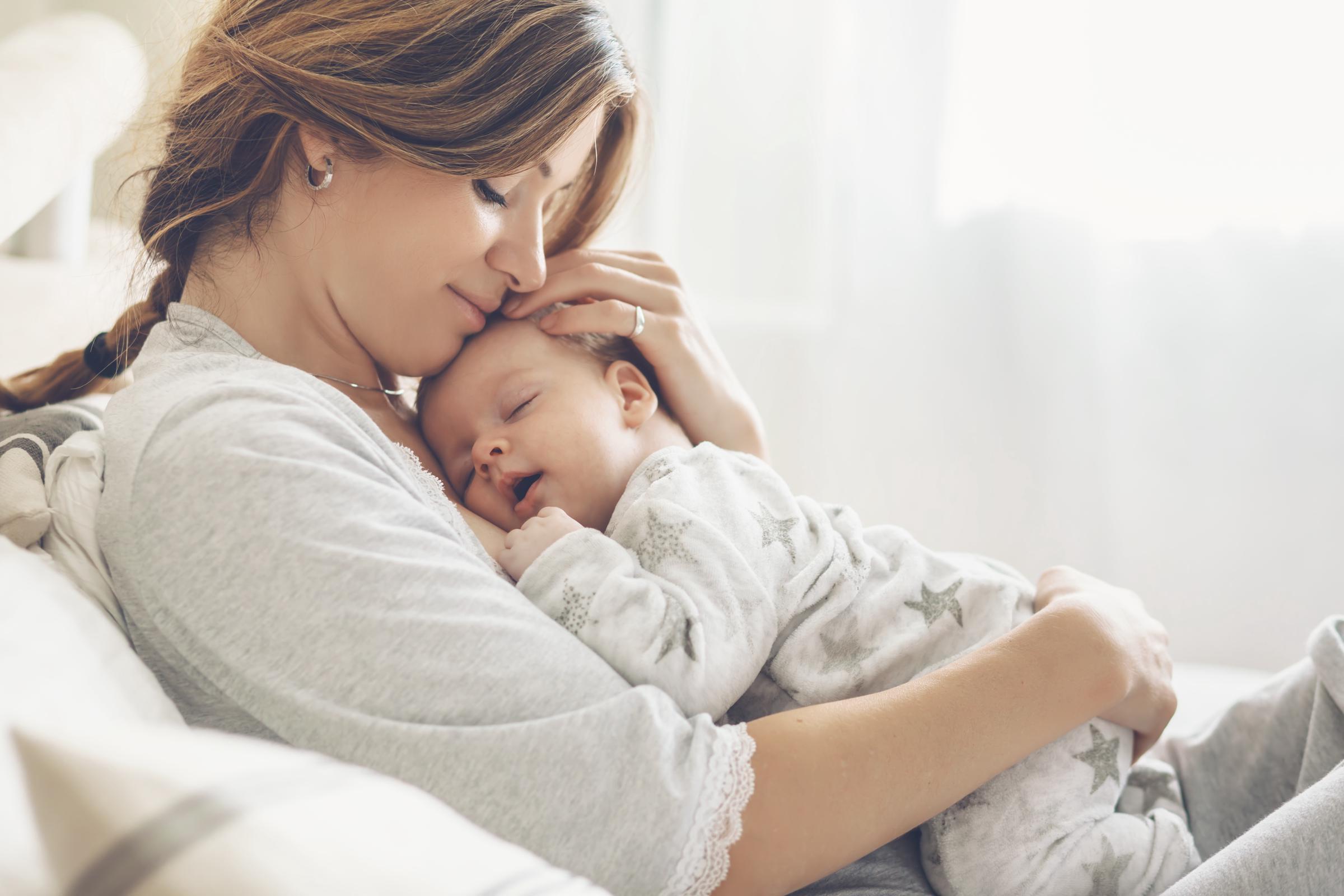 Eine Mutter mit einem Neugeborenen | Quelle: Shutterstock
