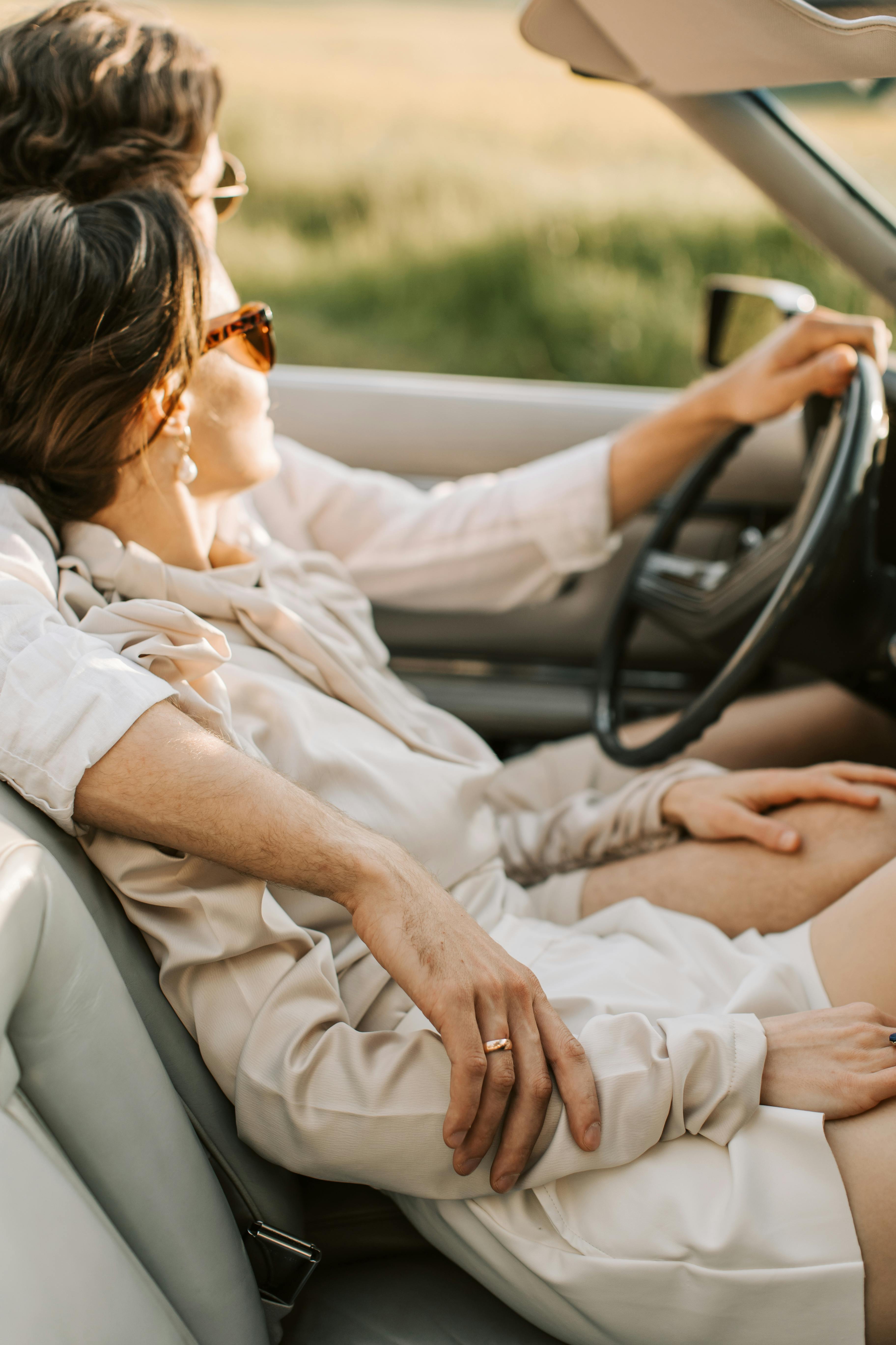 Ein Paar fährt in einem Luxusauto | Quelle: Pexels