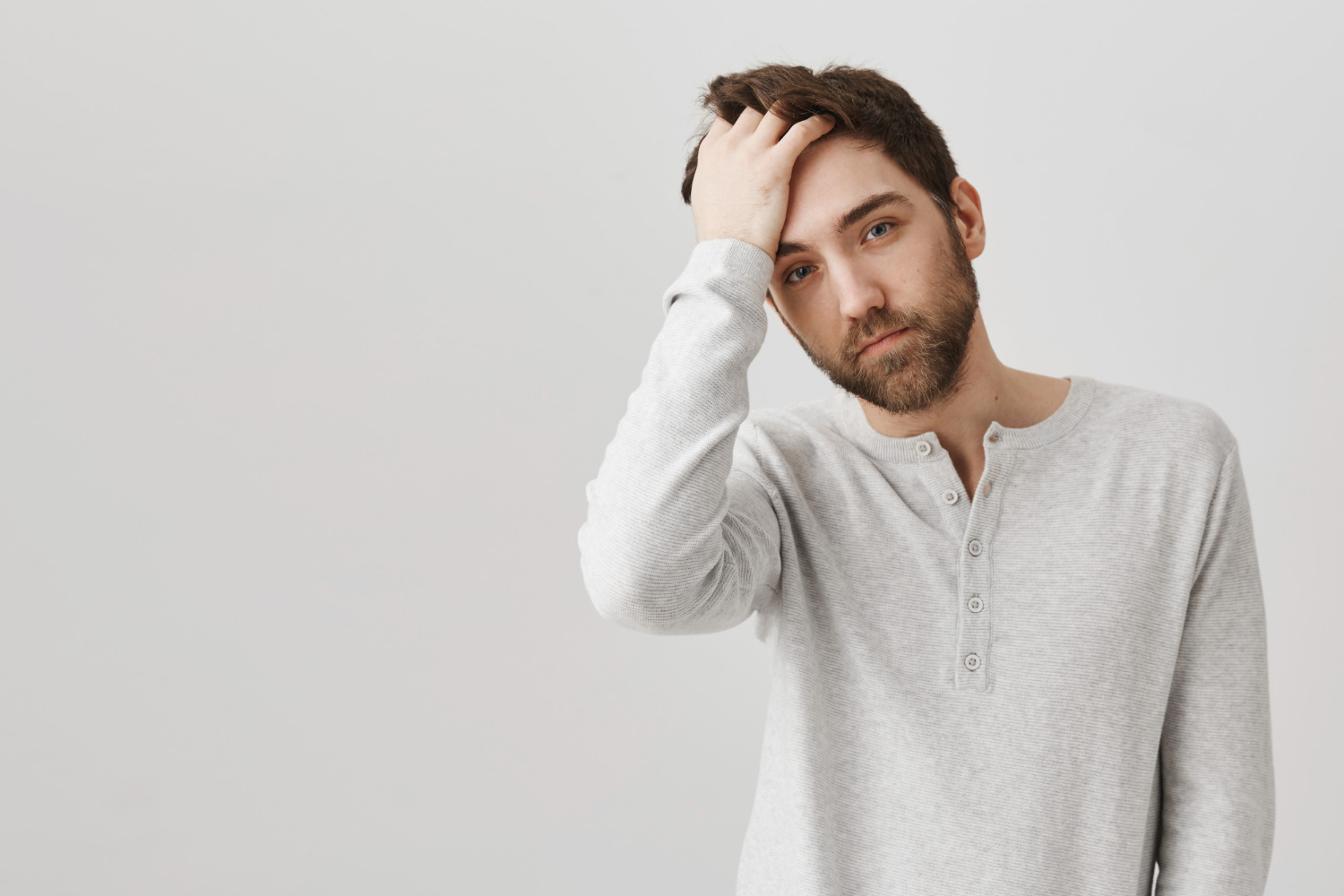 Ein verzweifelter Mann fährt sich mit der Hand durch die Haare | Quelle: Freepik