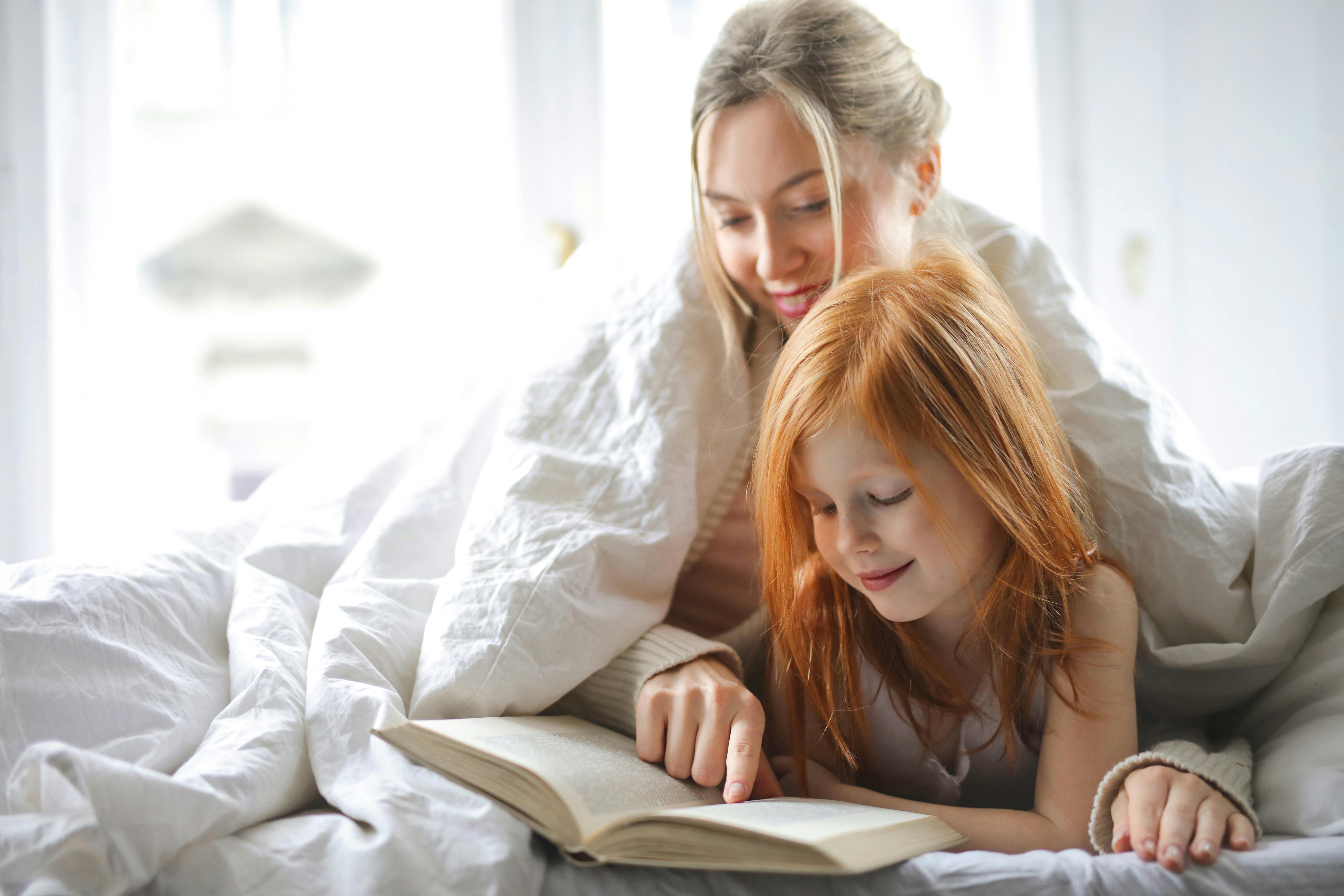 Eine Mutter liest ihrem Kind eine Geschichte vor | Quelle: Pexels