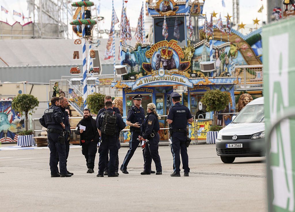 Polizei und Rettungskräfte stehen am 1. Oktober 2025 vor dem Münchner Oktoberfestgelände, nachdem das Oktoberfest wegen einer Bombendrohung geschlossen wurde, während die Polizei einen tödlichen Vorfall an einem anderen Ort in München untersuchte, bei dem ein Haus mit Sprengstoff präpariert und in Brand gesetzt wurde. | Quelle: Getty Images