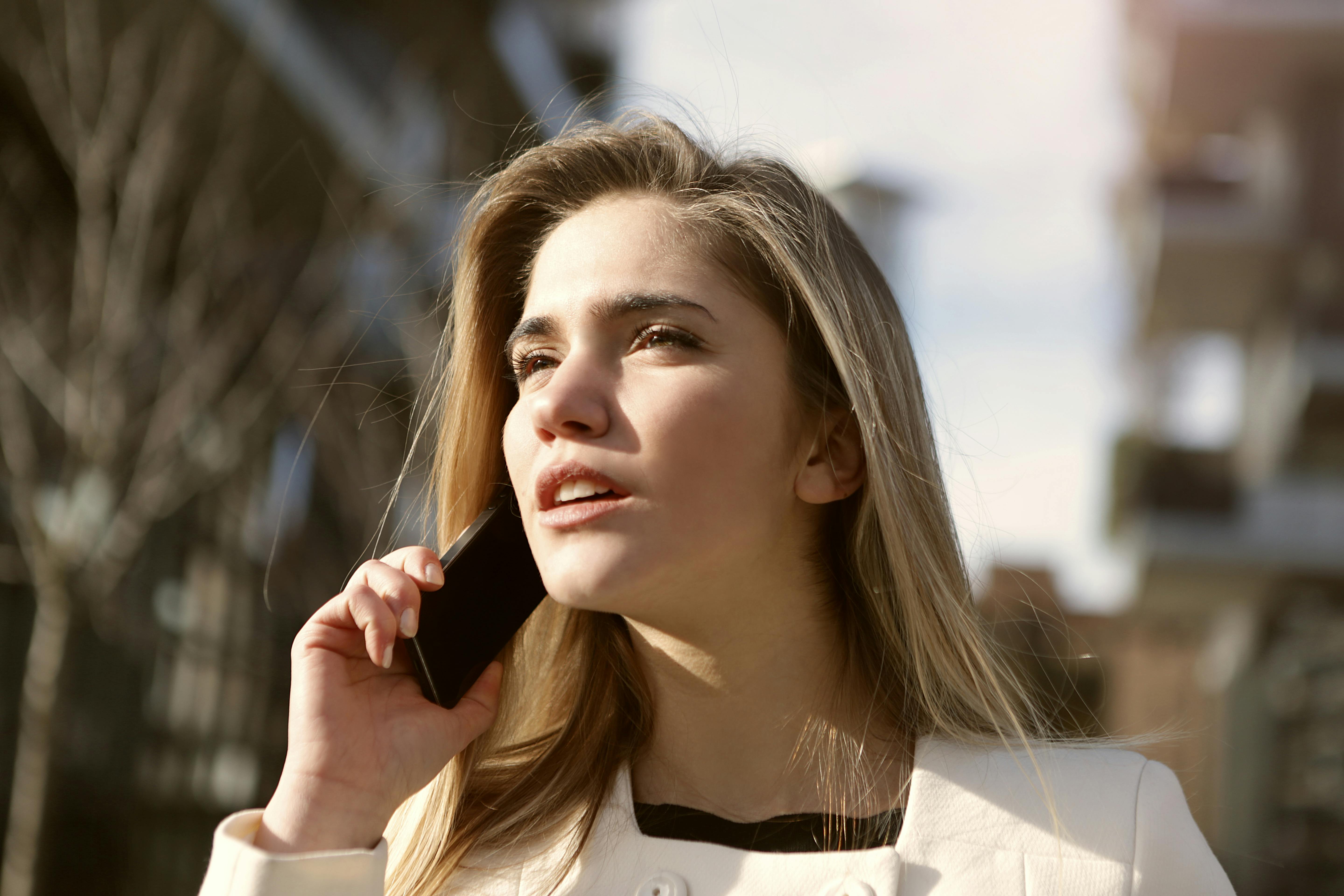 Blonde Frau spricht am Telefon | Quelle: Pexels