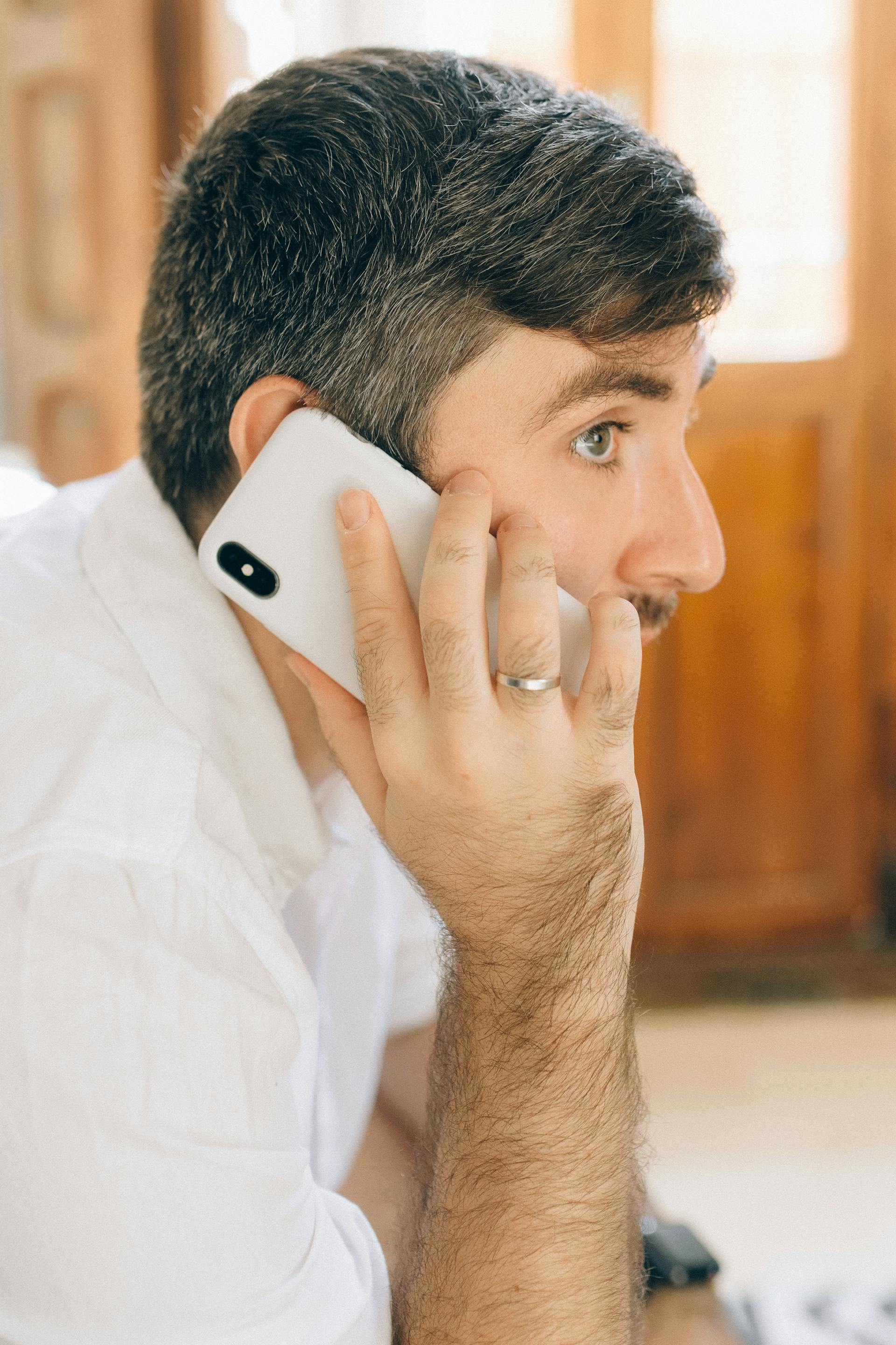 Ein Mann spricht in sein Telefon | Quelle: Pexels