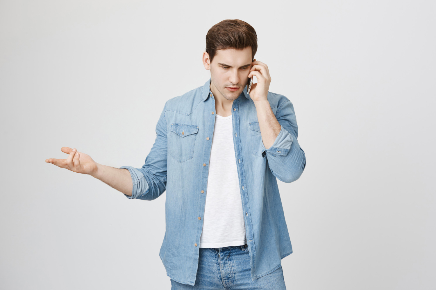 Ein besorgter Mann spricht am Telefon | Quelle: Freepik