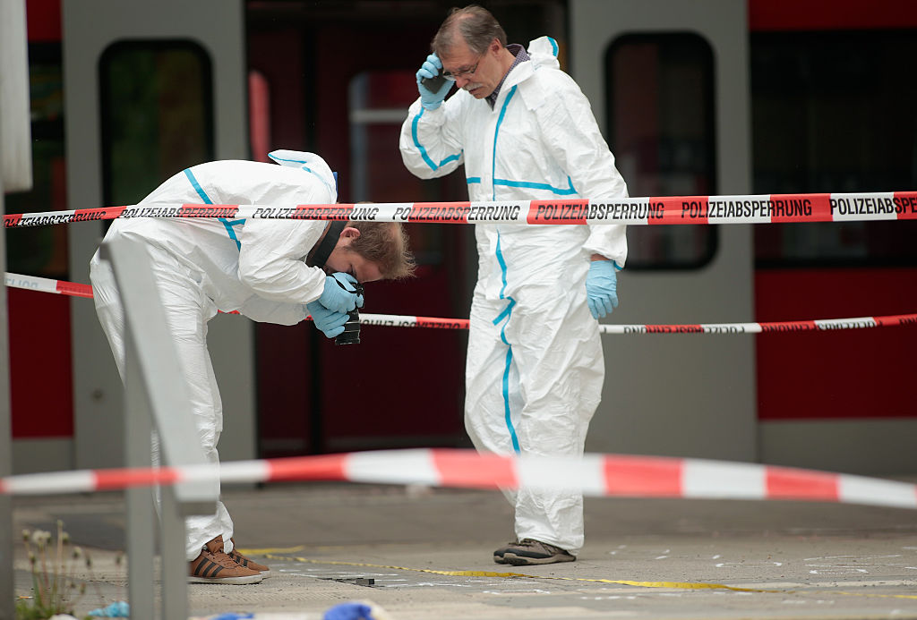 Forensic specialists of the German police secure the crime scene after a deadly knife attack on May 10, 2016 in Grafing, Bavaria. | Source: Getty Images Kriminaltechniker der deutschen Polizei sichern den Tatort nach einer tödlichen Messerattacke am 10. Mai 2016 in Grafing, Bayern. | Quelle: Getty Images