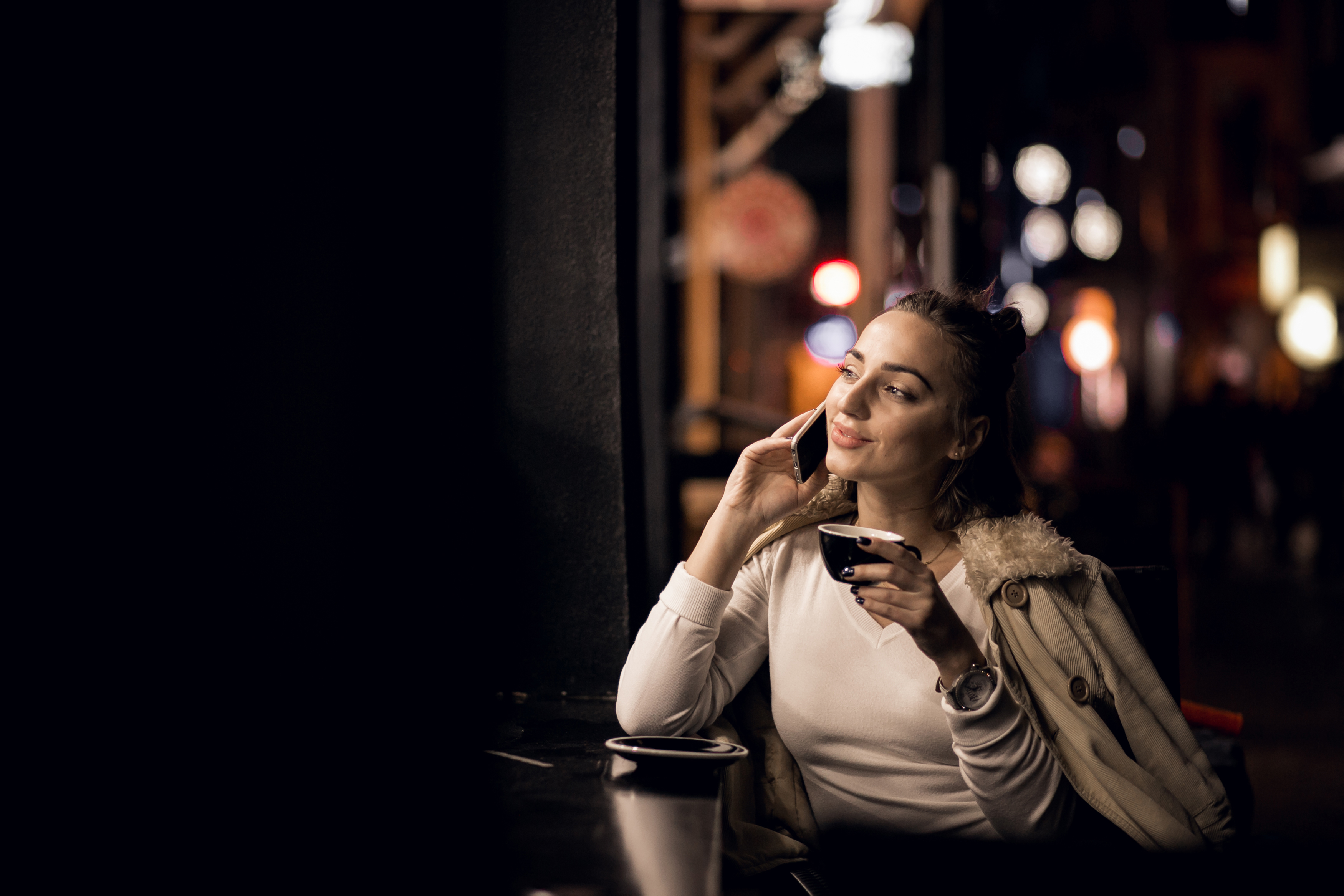 Eine lächelnde Frau während eines Telefonats | Quelle: Freepik