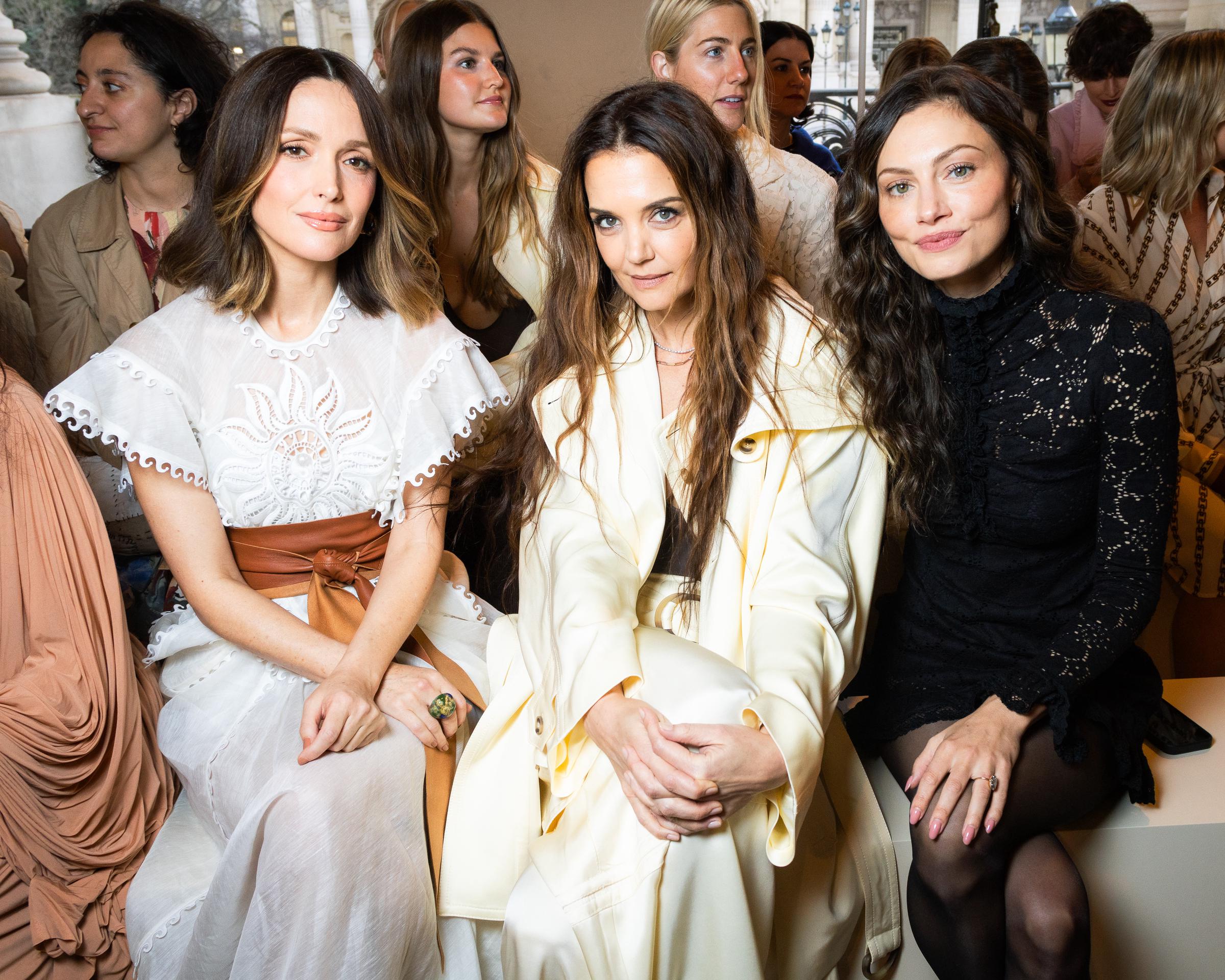 Rose Byrne, Katie Holmes und Phoebe Tonkin bei der Zimmermann Womenswear Herbst/Winter 2025-2026 Show im Rahmen der Paris Fashion Week in Paris, Frankreich am 10. März 2025. | Quelle: Getty Images