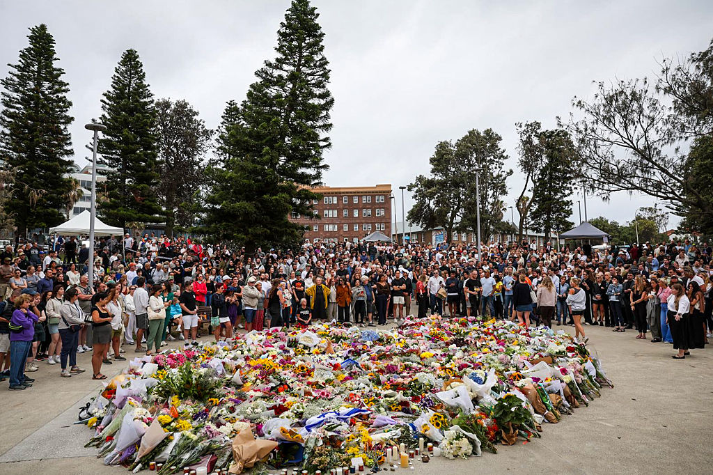Trauernde kommen am 15. Dezember 2025 am Bondi Beach in Sydney zusammen, um Blumen niederzulegen. | Quelle: Getty Images