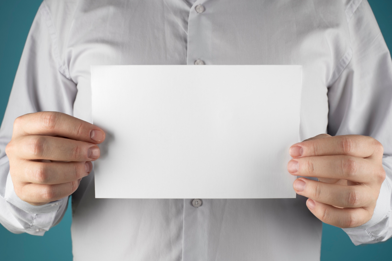 Ein Mann hält ein Blatt Papier | Quelle: Freepik