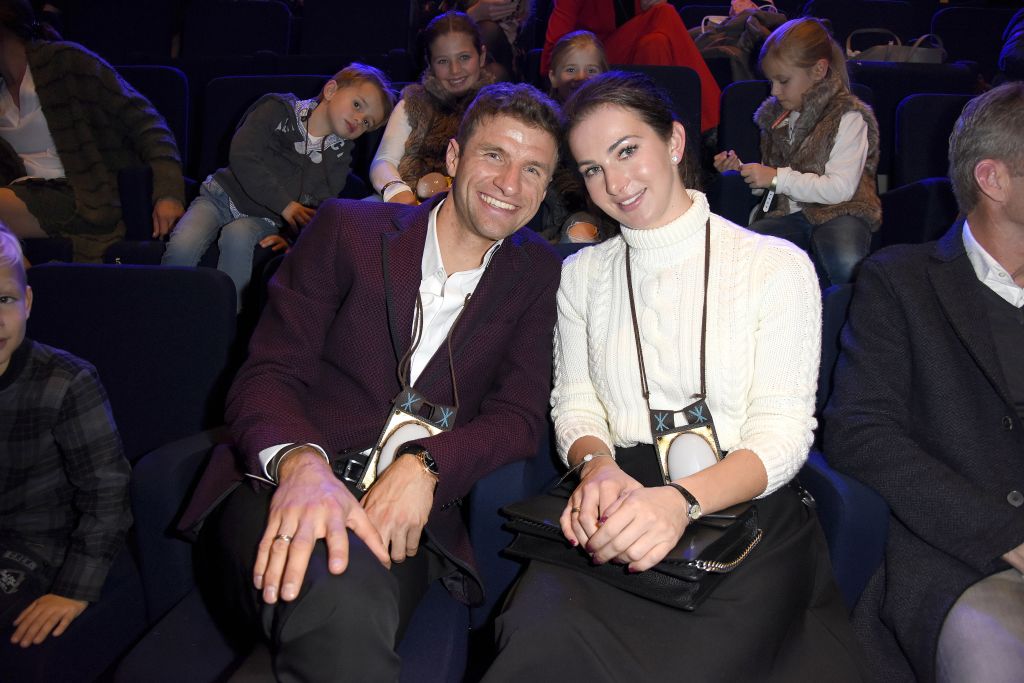 Thomas Müller und seine Frau Lisa Müller bei der Weltpremiere der Pferdeshow „EQUILA“ im Apassionata Showpalast München am 5. November 2017 in München. | Quelle: Getty Images