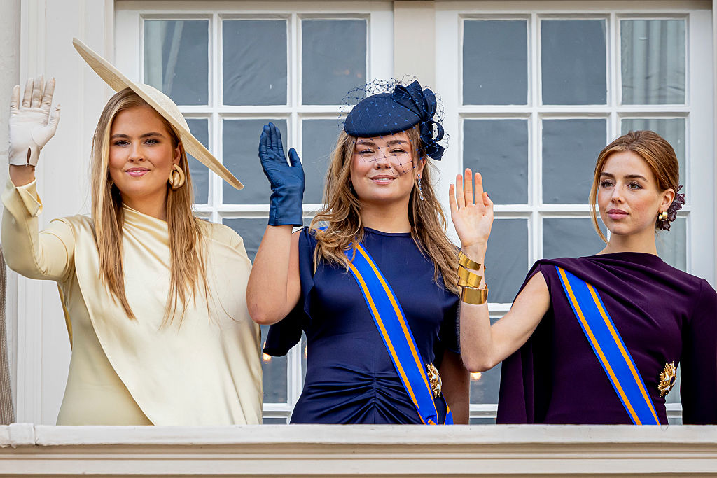 Die Prinzen Amalia von den Niederlanden, Prinzessin Ariane von den Niederlanden und Prinzessin Alexia von den Niederlanden erscheinen auf dem Balkon des Palastes Noordeinde während des Prinsjesdag, der Eröffnung des parlamentarischen Jahres 2025 am 16. September 2025 in Den Haag, Niederlande. | Quelle: Getty Images
