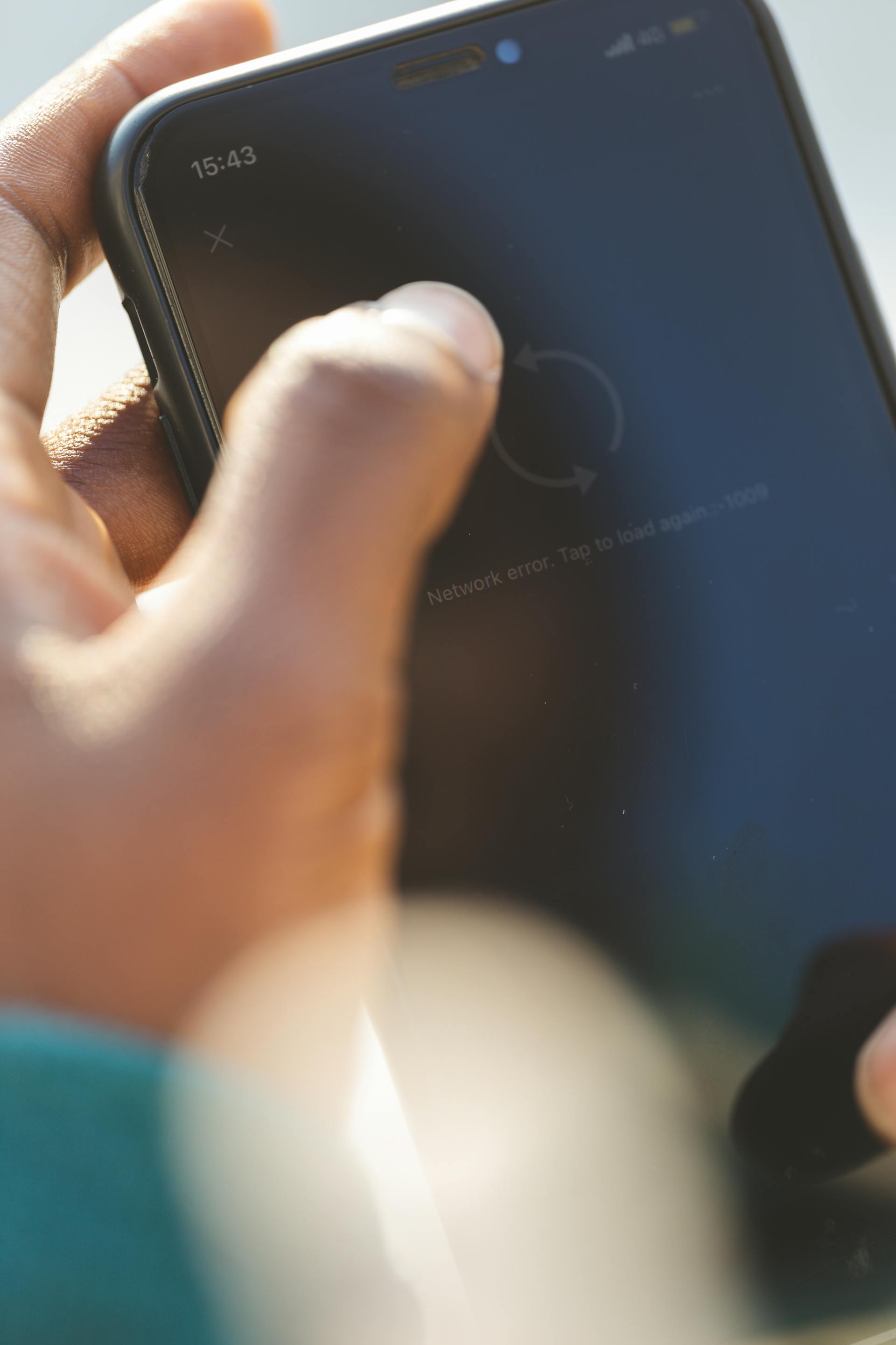 Mann hält ein Smartphone | Quelle: Pexels