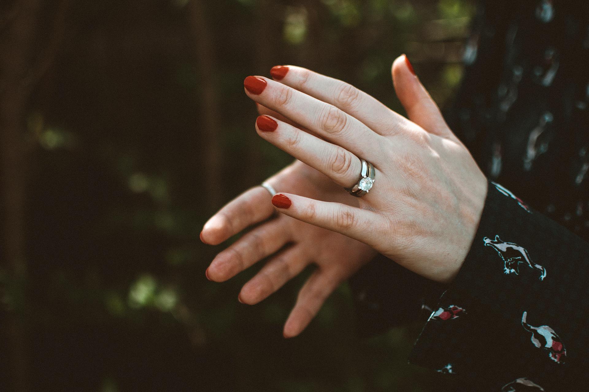 Eine Frau klatscht in die Hände | Quelle: Pexels