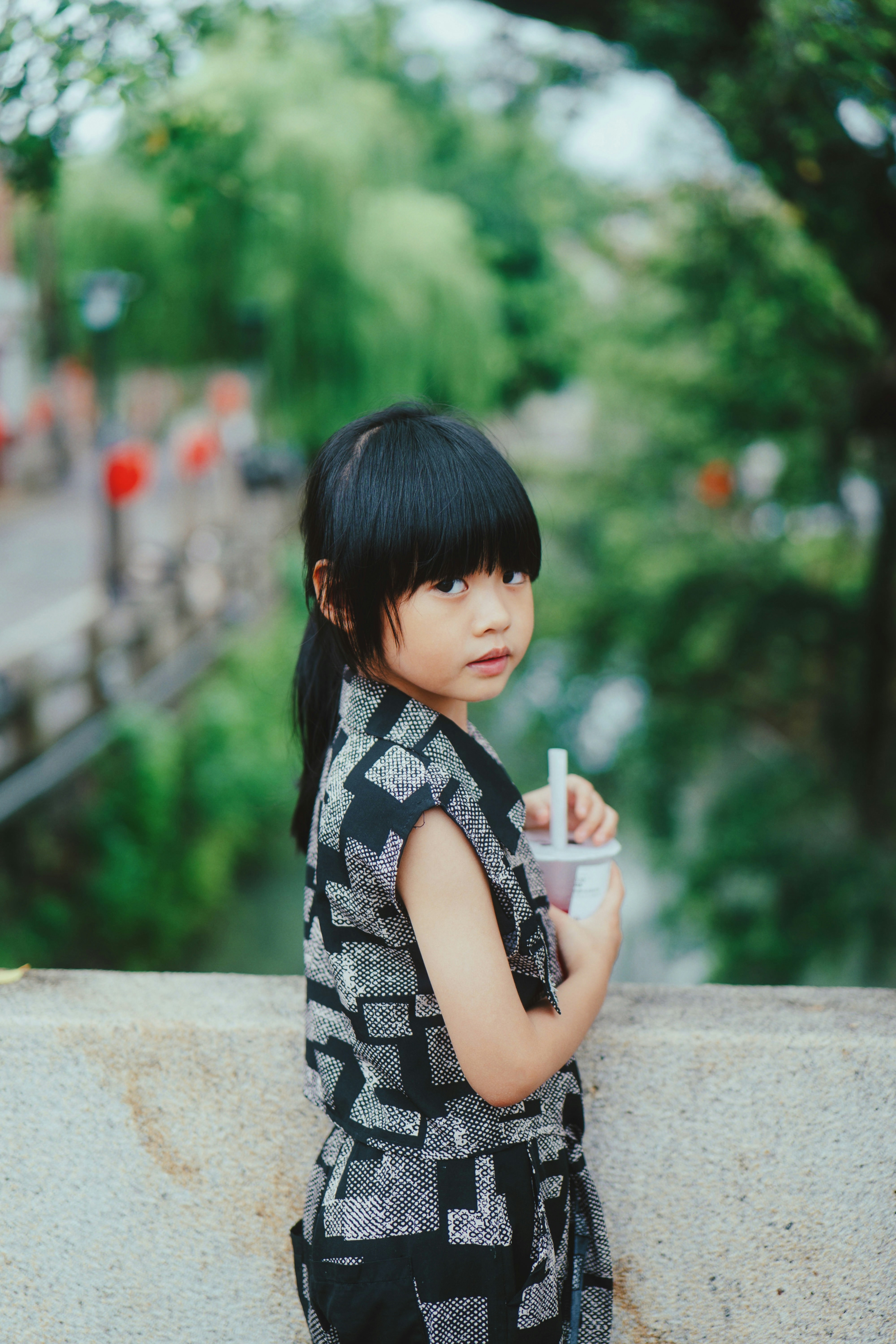 Ein kleines Mädchen hält eine Tasse | Quelle: Unsplash