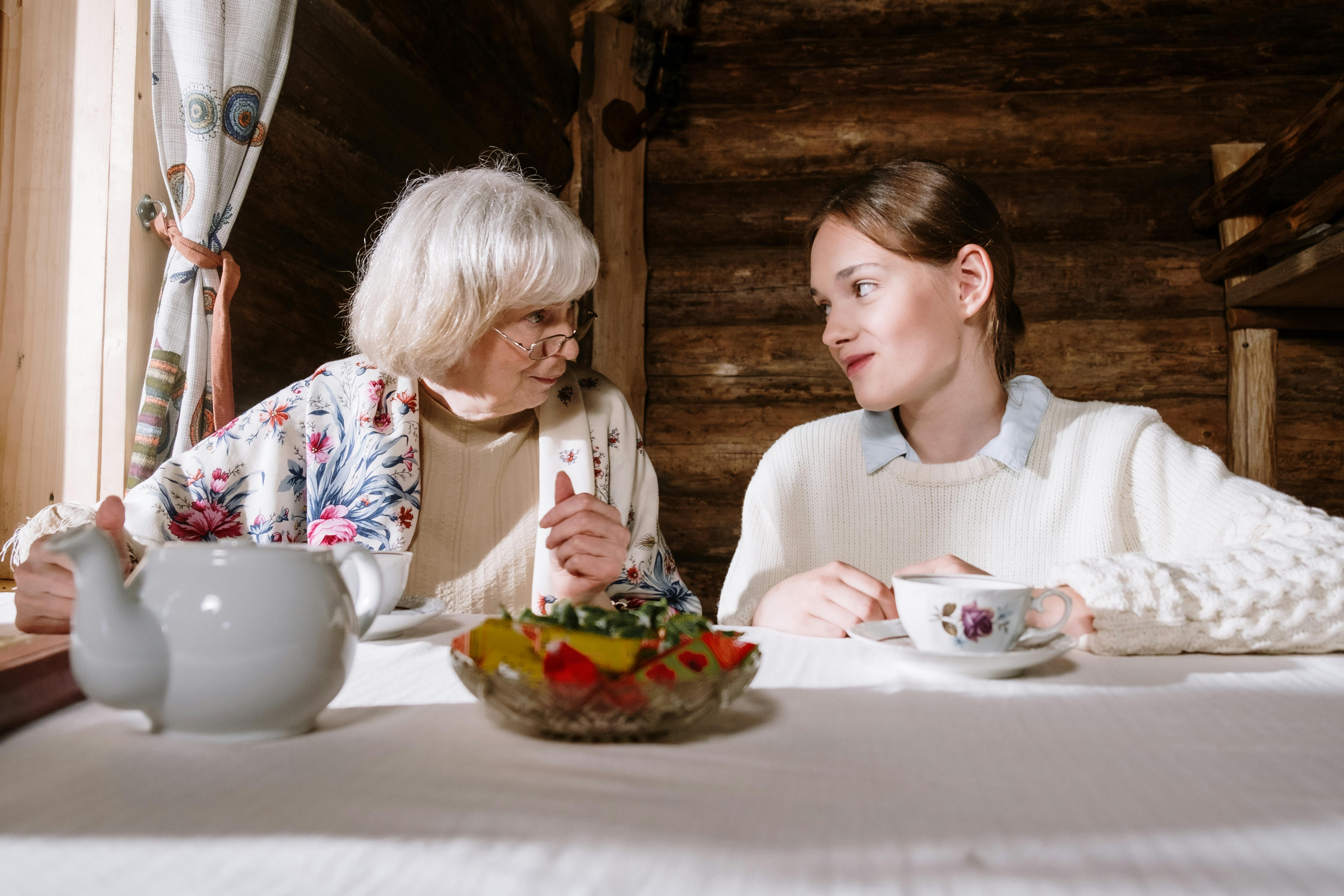 Eine Großmutter, die mit ihrer Enkelin zusammen ist | Quelle: Pexels