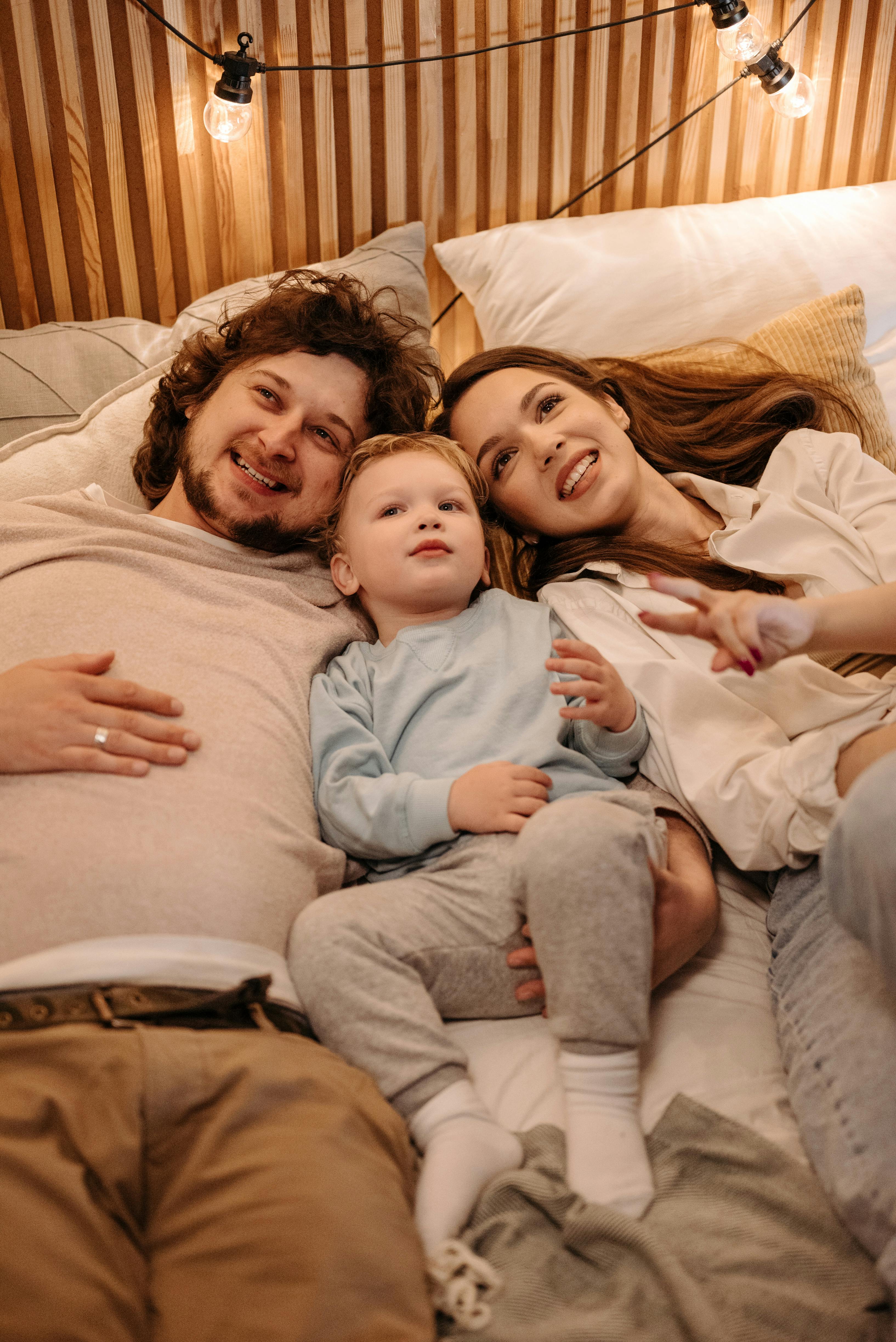 Eine glückliche junge Familie | Quelle: Pexels