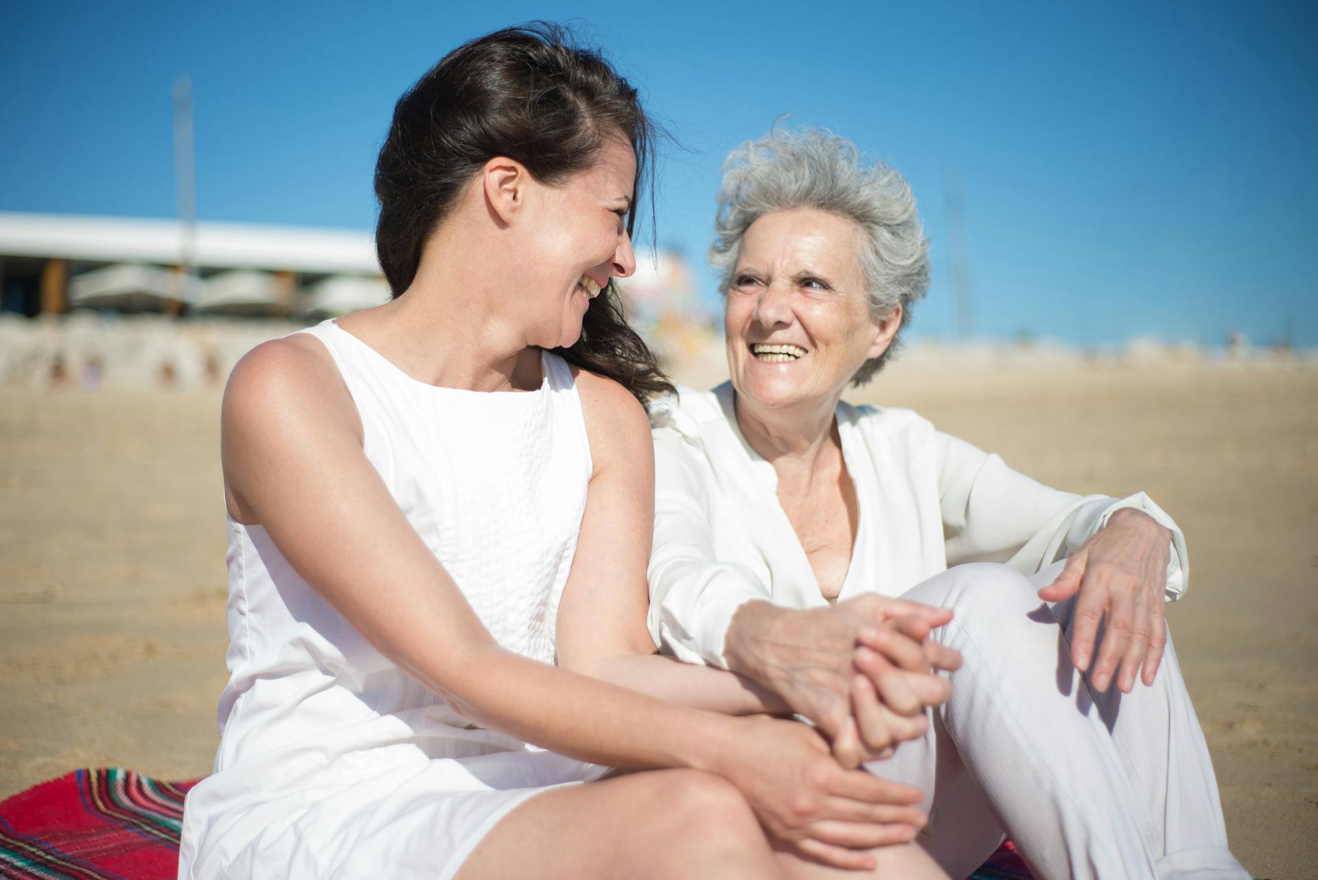 Ein Mutter-Tochter-Duo sitzt am Strand | Quelle: Pexels