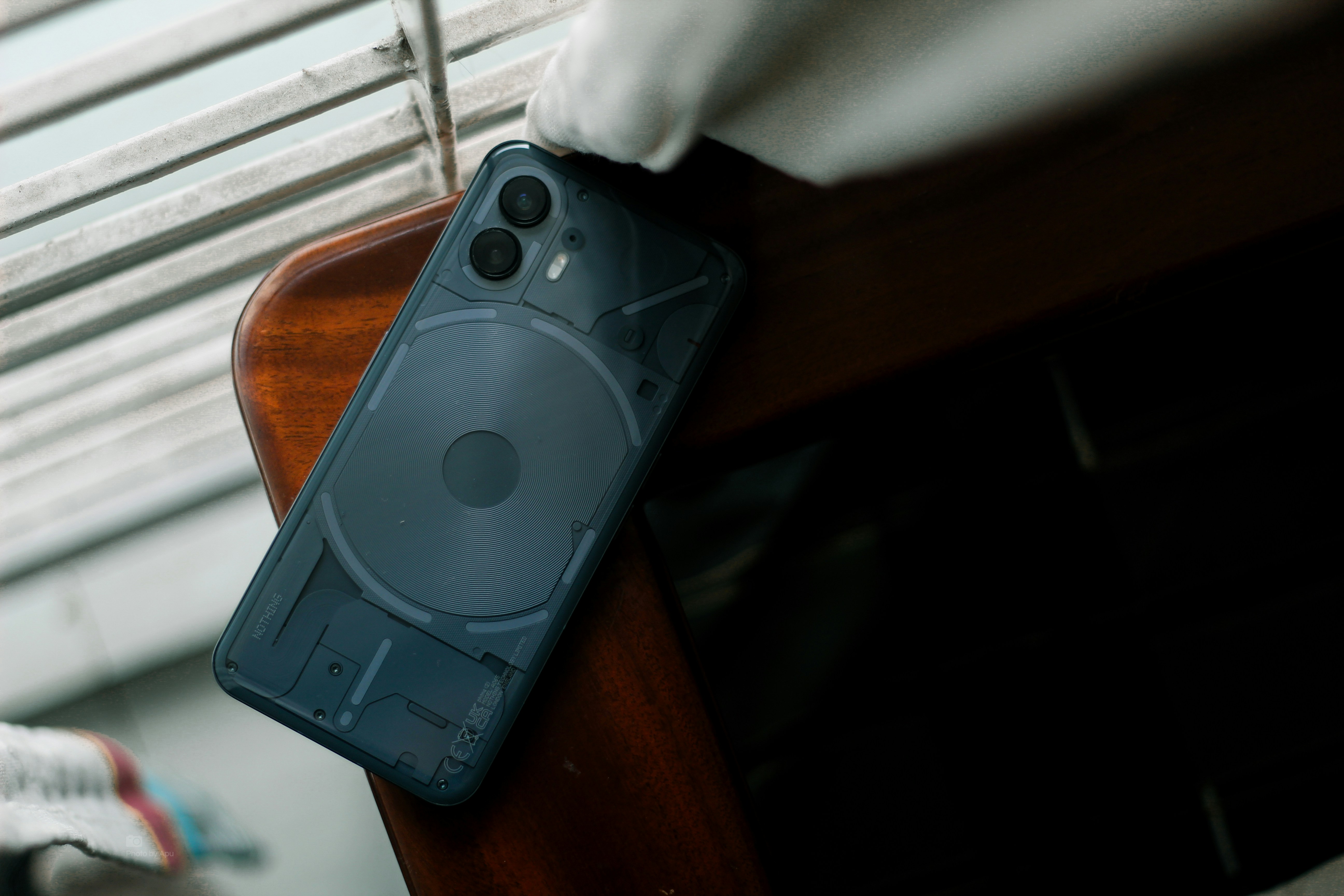 Telefon leżący ekranem do dołu | Źródło: Unsplash