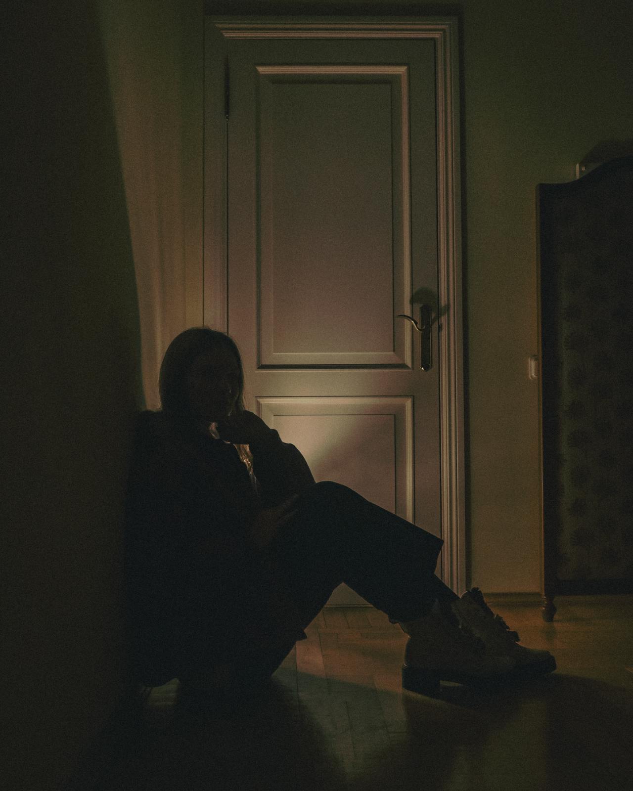Eine einsame Frau, die auf dem Boden sitzt | Quelle: Pexels