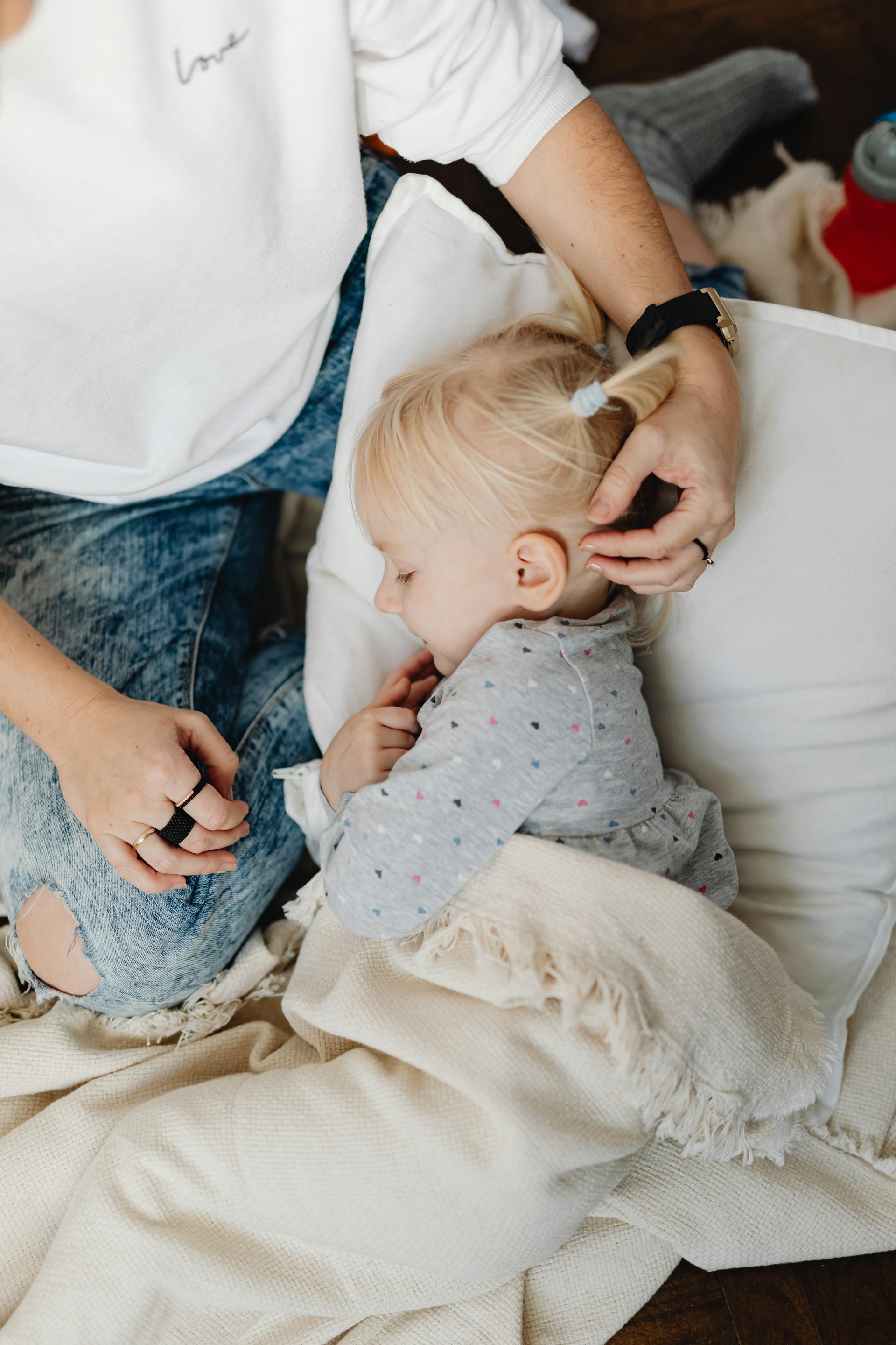 Eine Mutter, die ihre Tochter in den Schlaf wiegt | Quelle: Pexels