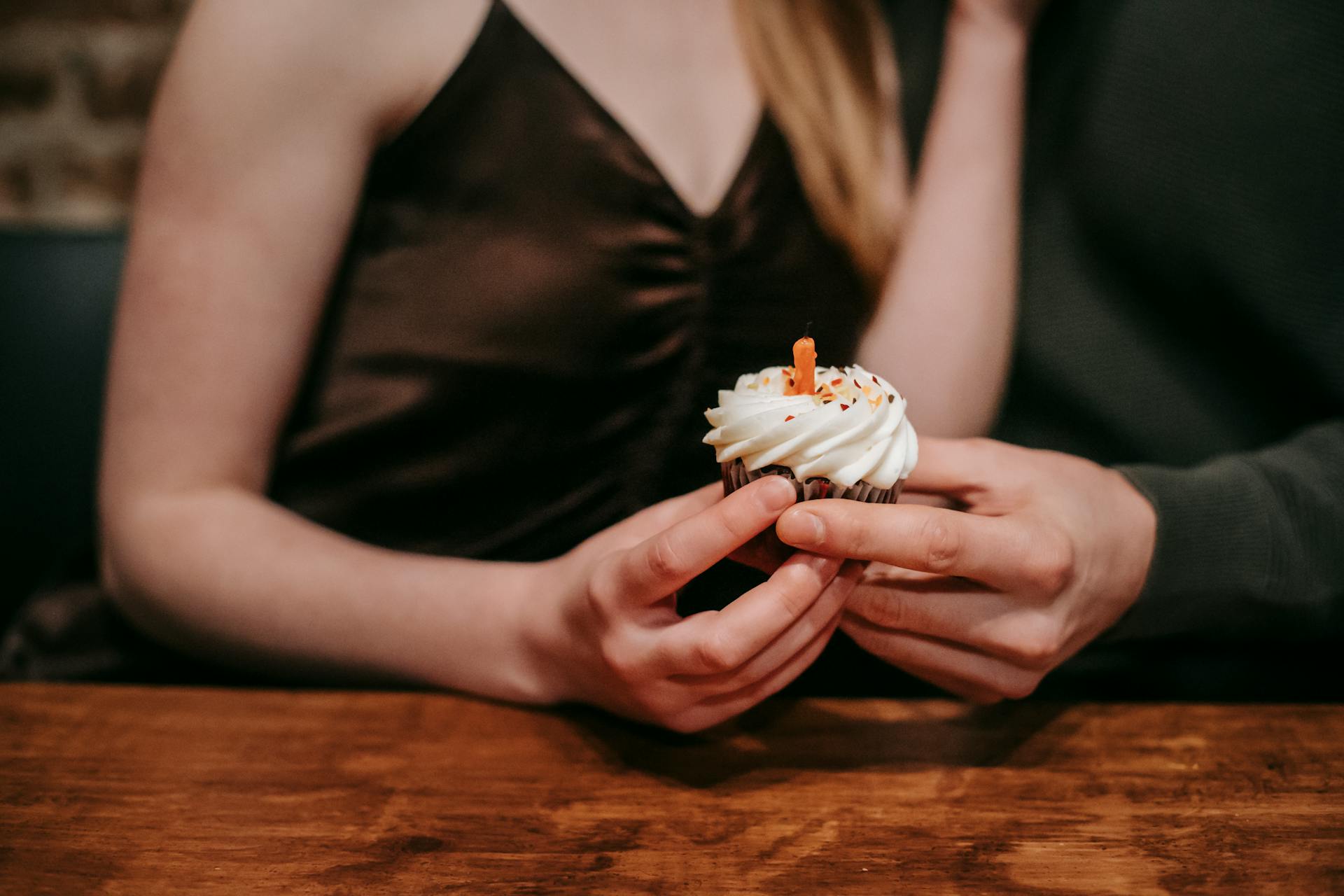 Ein Paar feiert mit einem Cupcake in einem Restaurant | Quelle: Pexels