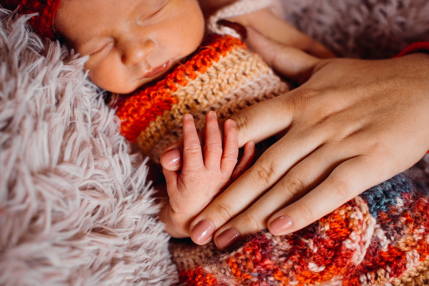 Eine Mutter hält ihr neugeborenes Baby | Quelle: Freepik