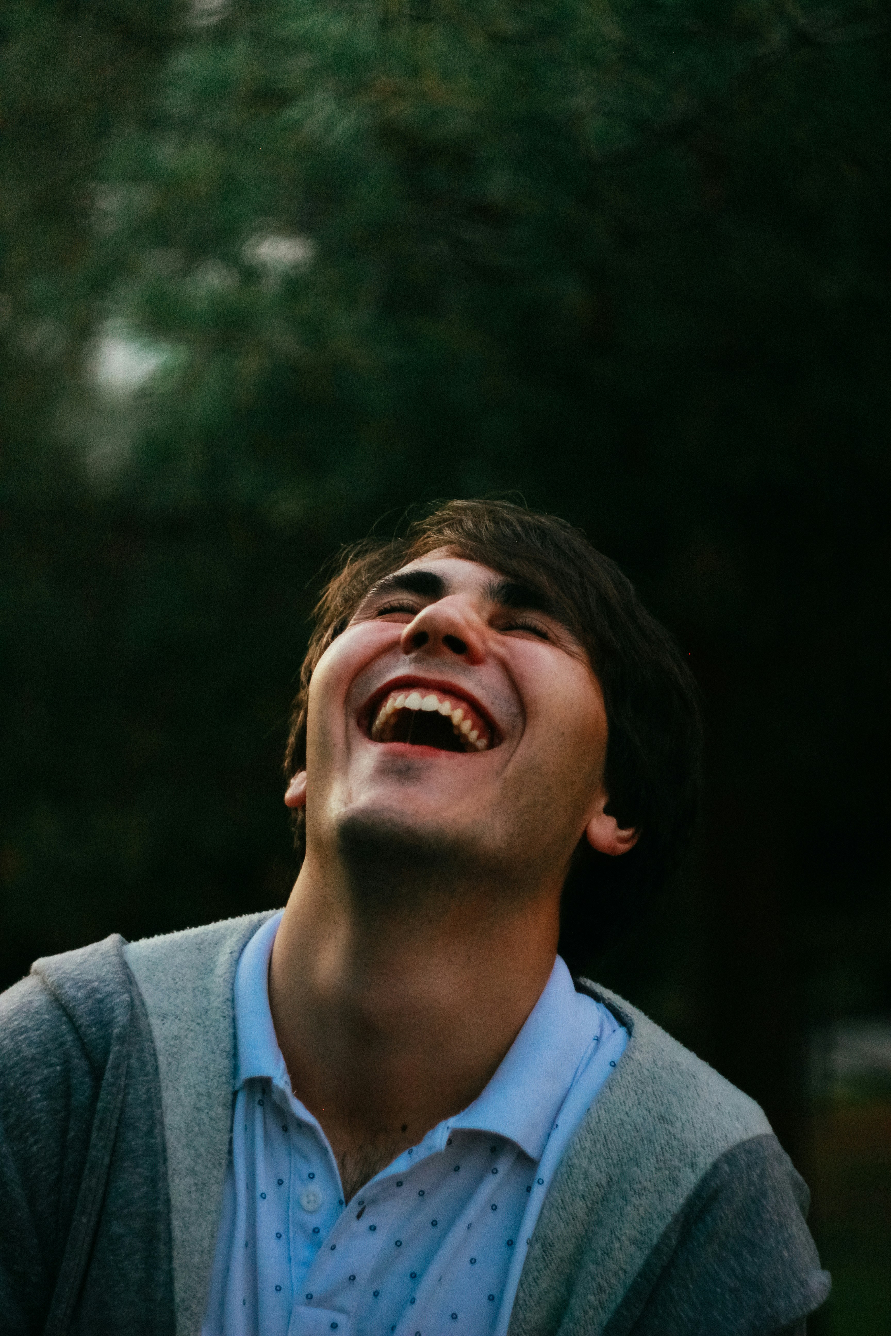 Śmiejący się mężczyzna | Źródło: Unsplash