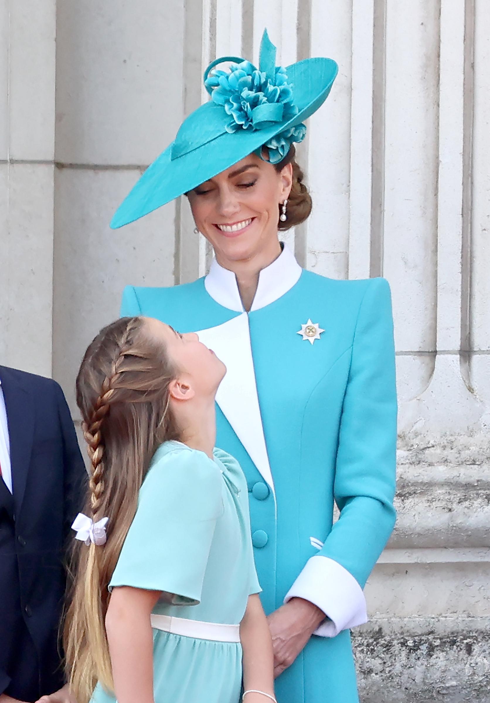 Prinzessin Catherine lächelt Prinzessin Charlotte zärtlich zu, als sie während des Trooping the Colour 2025 gemeinsam auf dem Balkon des Buckingham Palace stehen. Charlotte blickt zu ihrer Mutter auf und hält einen herzlichen Austausch inmitten der formellen Zeremonie zum offiziellen Geburtstag des Monarchen fest. Der Moment verbindet königliche Traditionen mit einem intimen Blick auf die Familienbande.