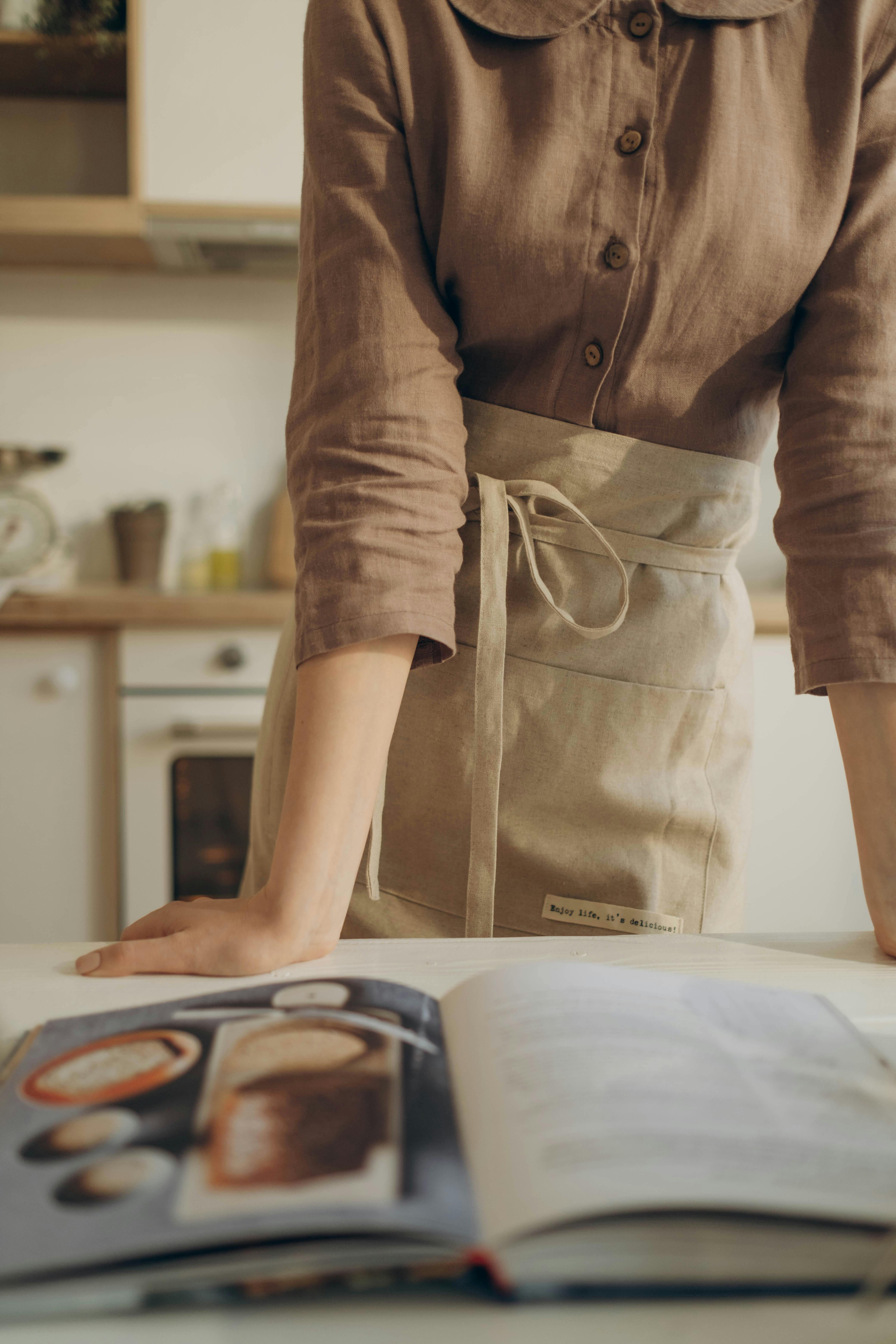 Eine Frau sieht sich ein Kochbuch an | Quelle: Pexels