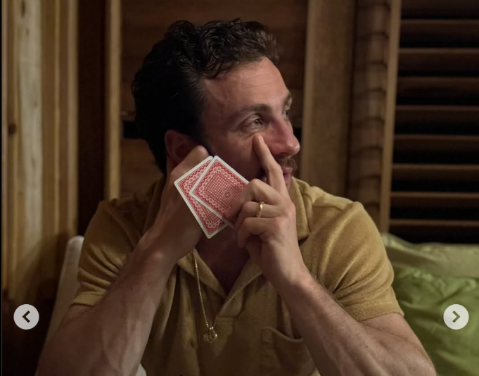 Aaron Taylor-Johnson während eines Kartenspiels, datiert auf den 13. Juni 2025 | Quelle: Instagram/samtaylorjohnson