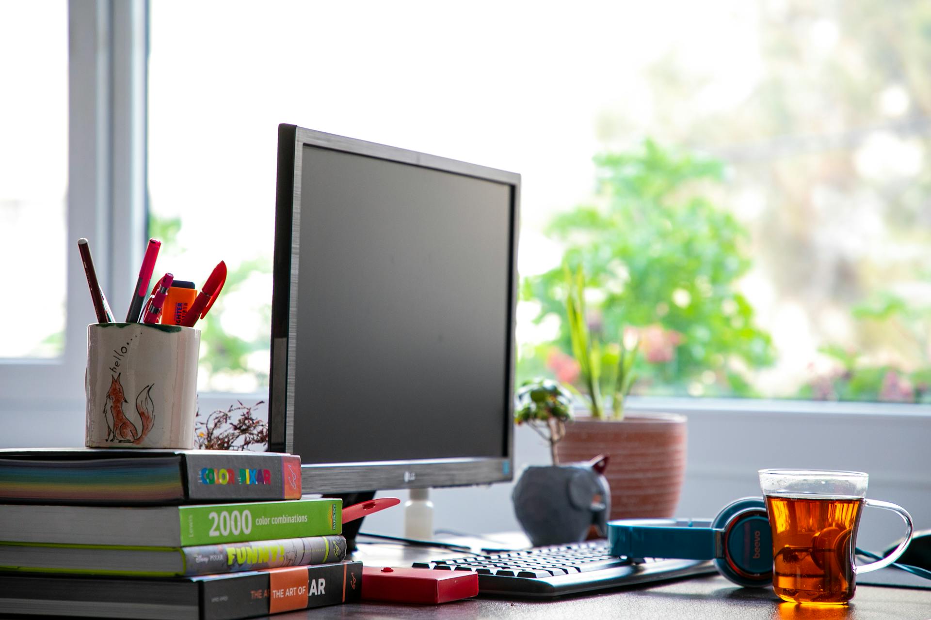 Ein Schreibtisch in einem Büro | Quelle: Pexels