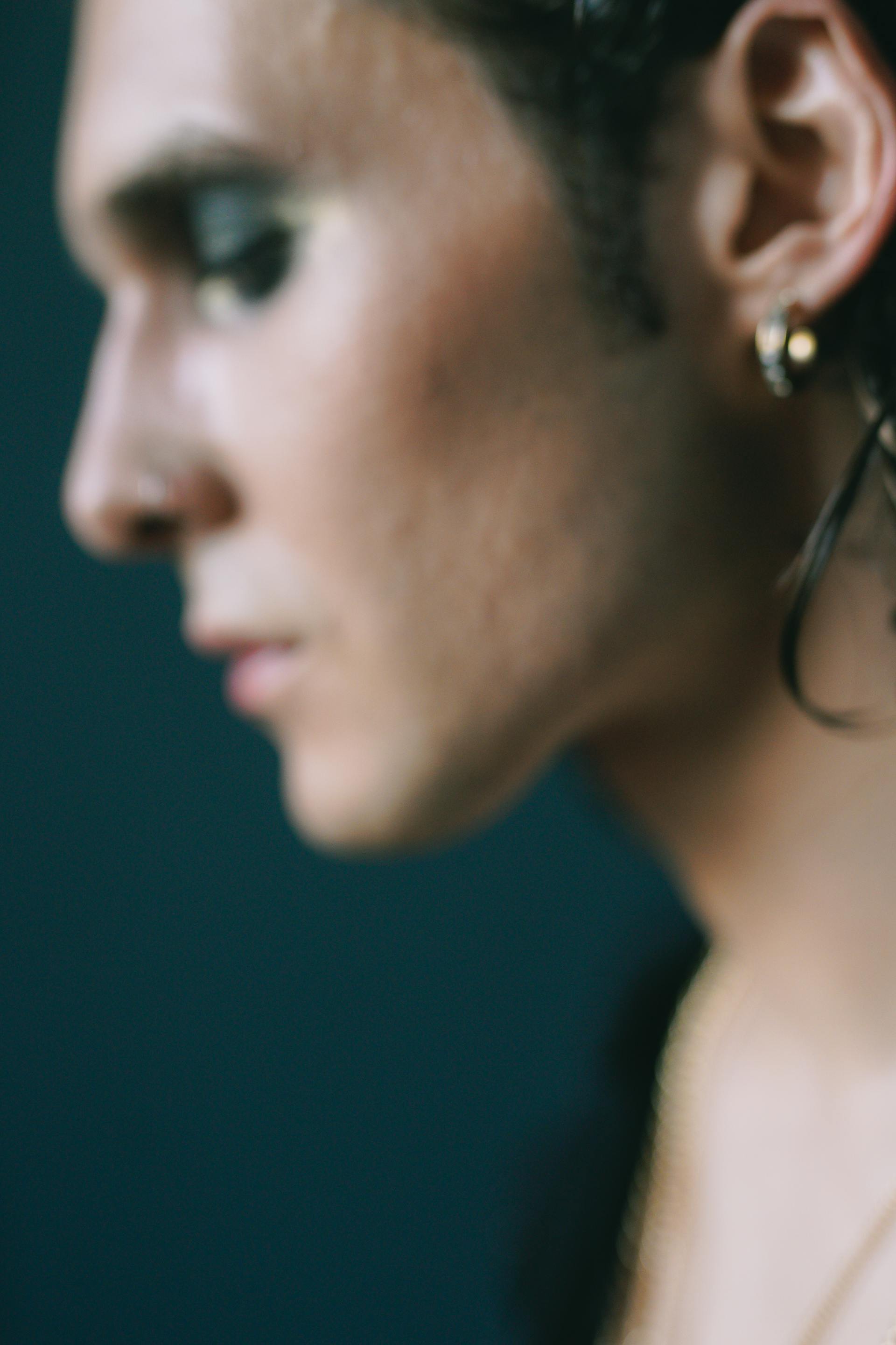 Ein unscharfes Foto eines Mannes, der Make-up trägt | Quelle: Pexels