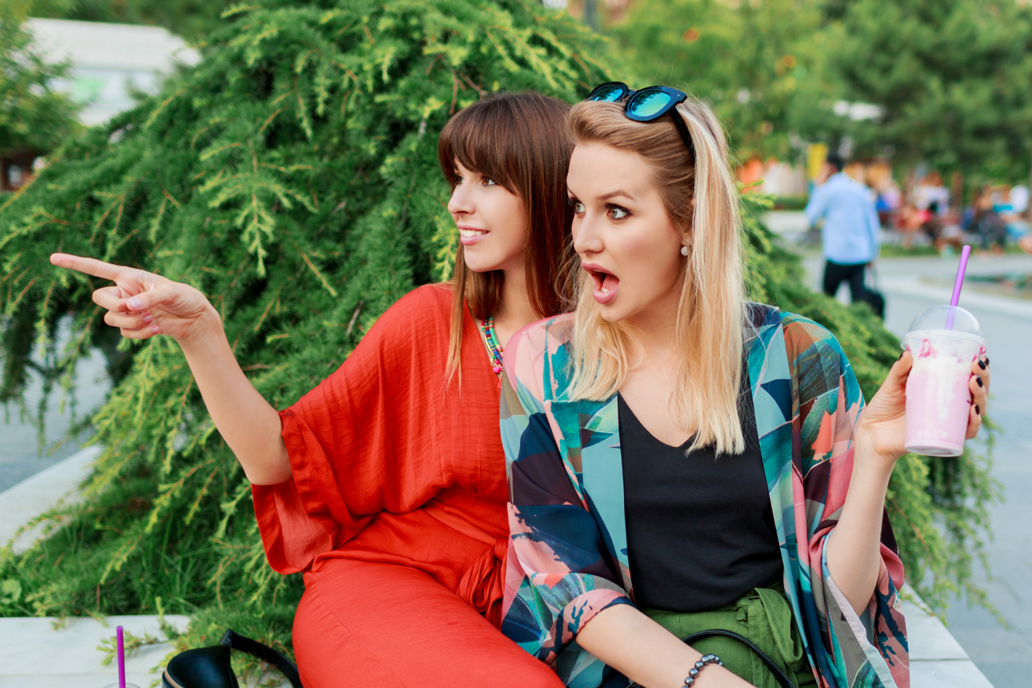 Zwei fassungslose Frauen | Quelle: Freepik