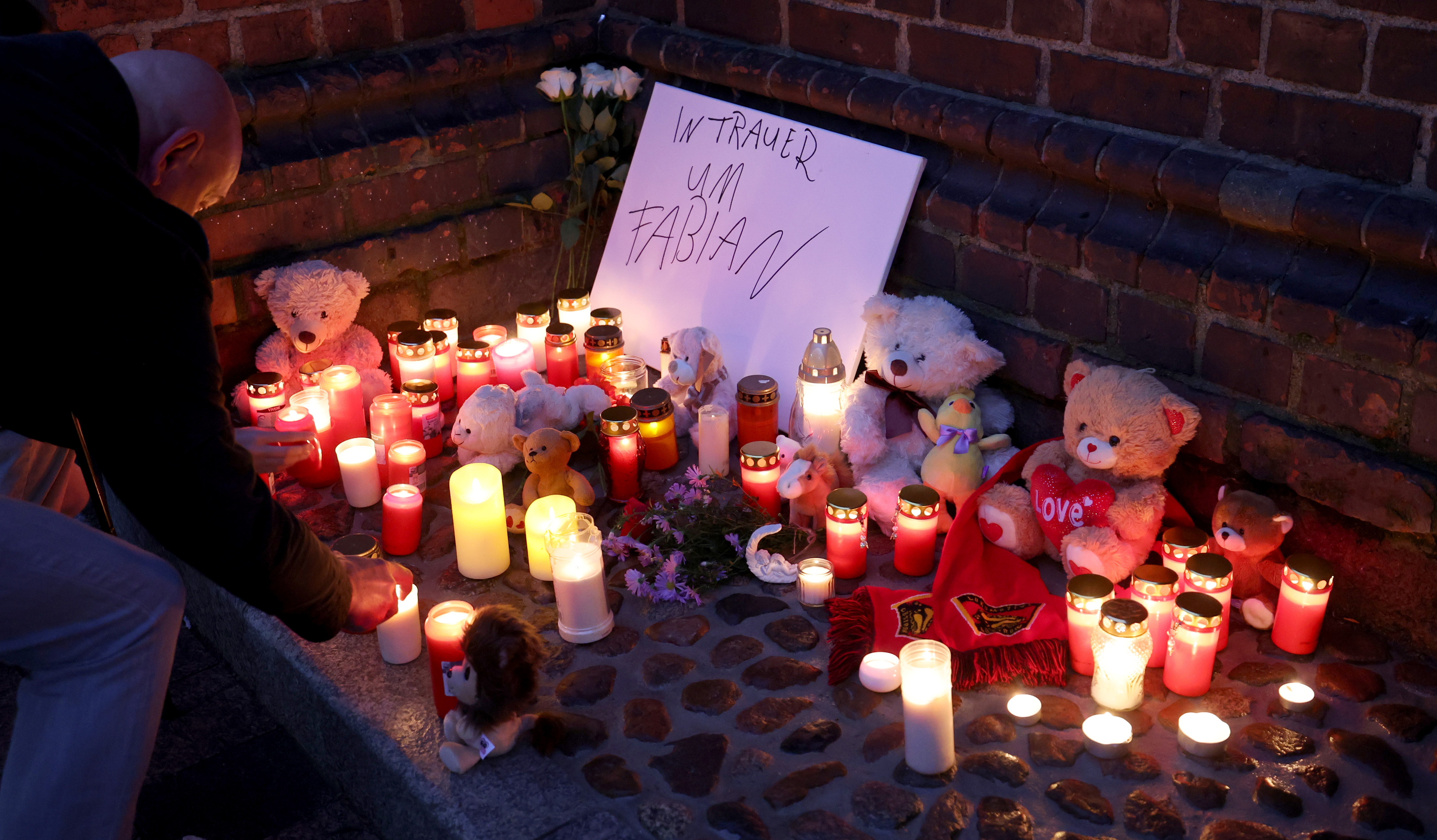 Menschen gedenken Fabian | Quelle: Getty Images