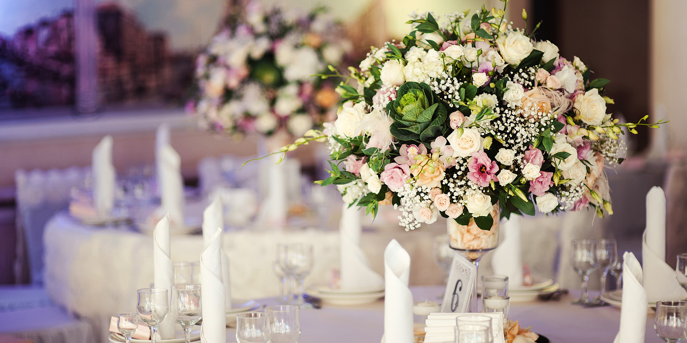 Eine wunderschön dekorierte Hochzeitslocation | Quelle: Shutterstock