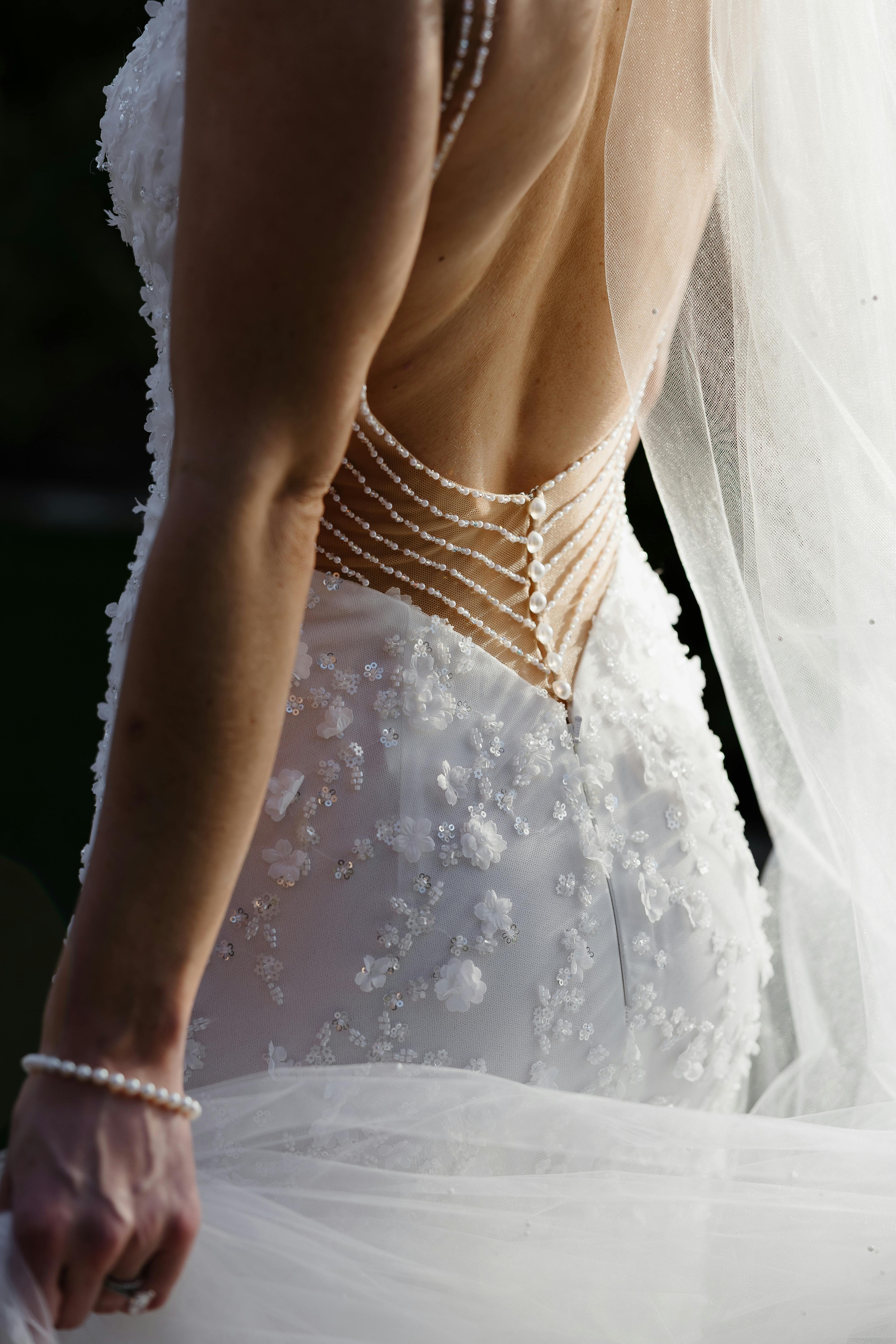 Eine Frau in einem Hochzeitskleid | Quelle: Pexels