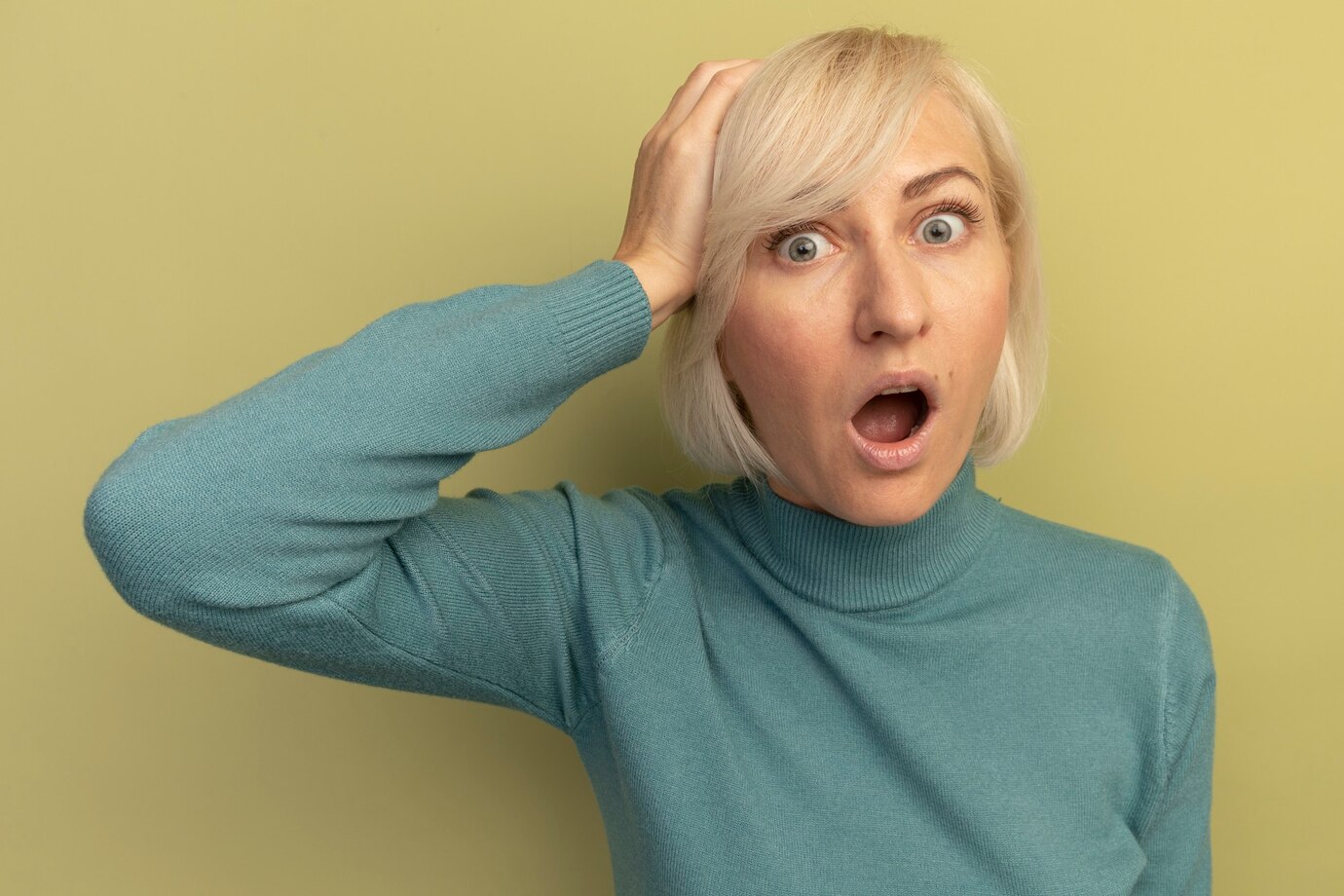 Eine schockierte Frau mittleren Alters | Quelle: Freepik