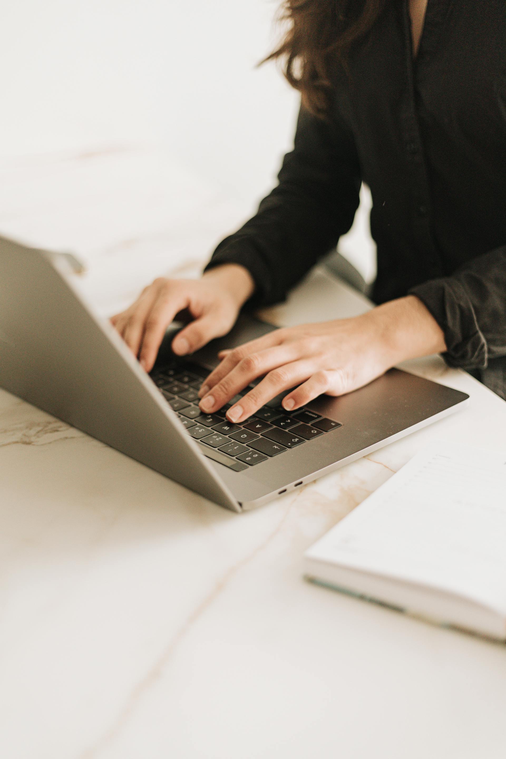 Eine Frau arbeitet an ihrem Laptop | Quelle: Pexels