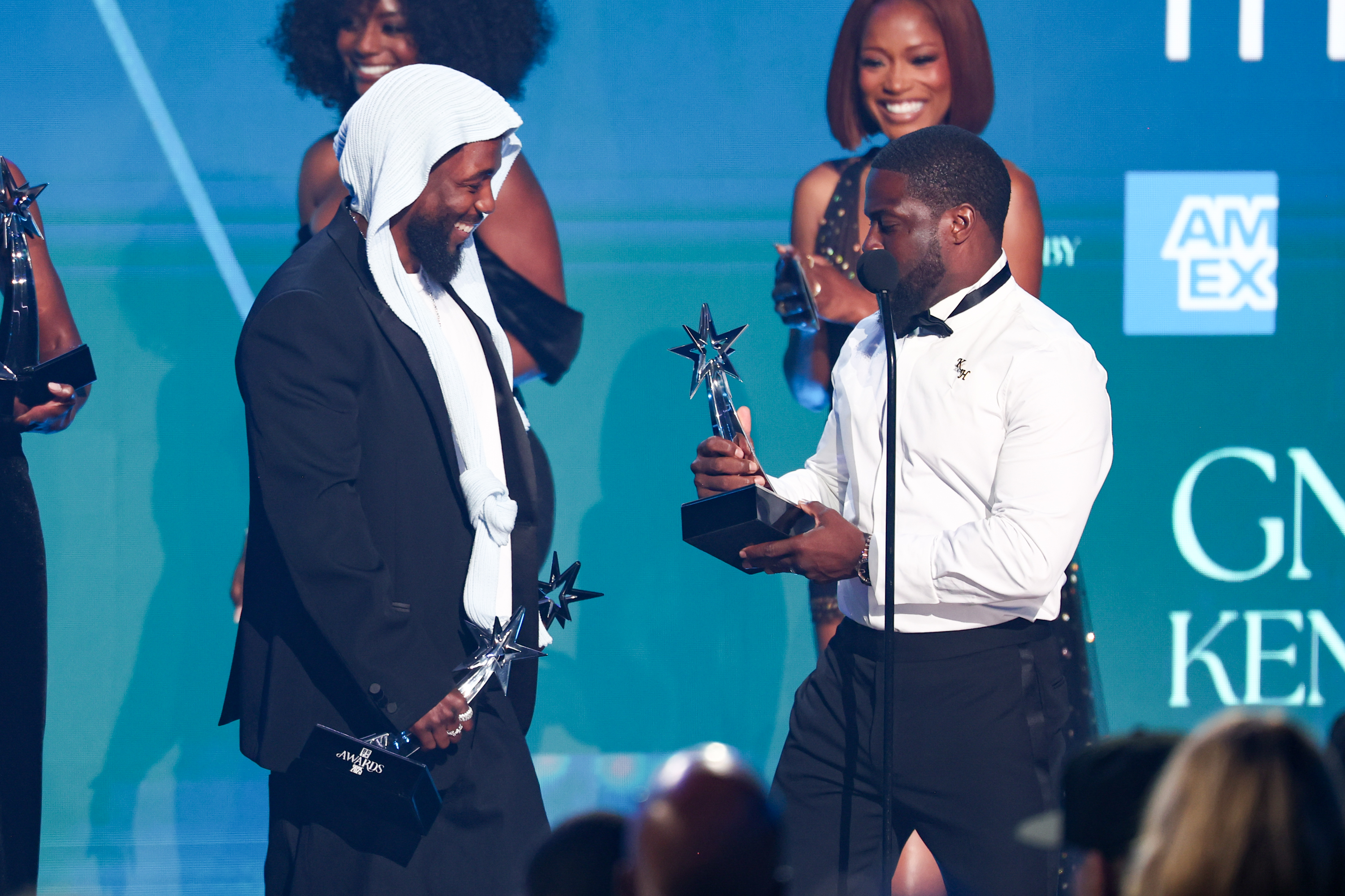 Kendrick Lamar schaut lächelnd zu, als Kevin Hart ihm bei den BET Awards 2025 einen weiteren Preis überreicht. Das lustige Geplänkel des Duos war ein komödiantischer Höhepunkt, als der Rapper die höchsten Auszeichnungen des Abends erhielt.