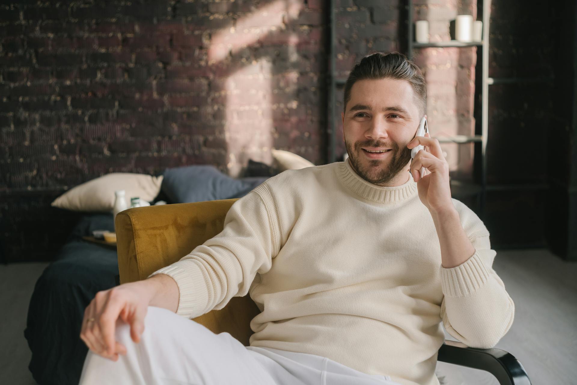 Ein Mann spricht in sein Telefon | Quelle: Pexels