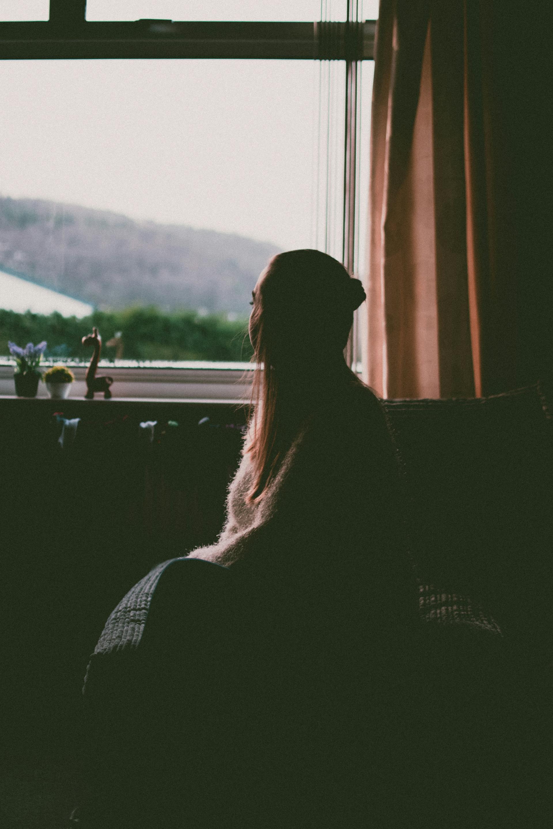 Eine Frau, die am Fenster sitzt | Quelle: Pexels