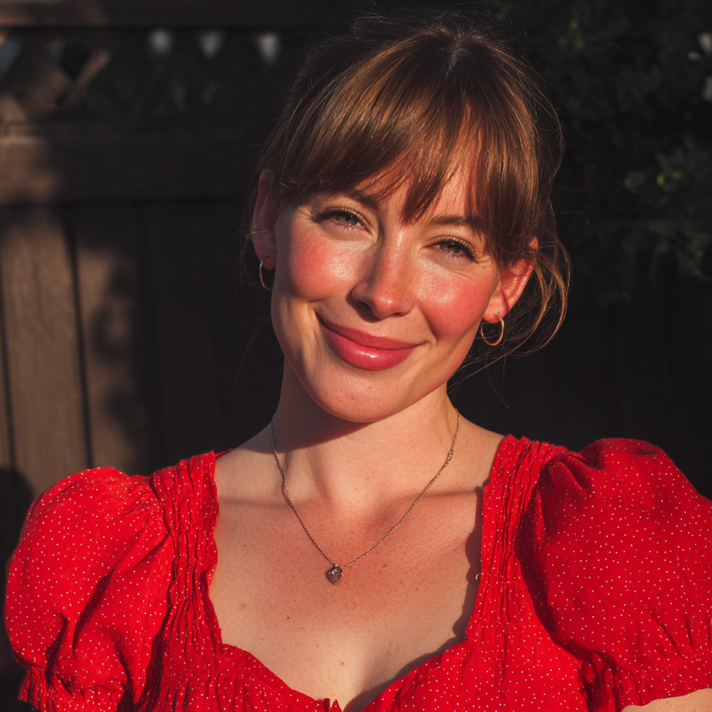 Eine lächelnde Frau in einem roten Kleid, die draußen steht | Quelle: Midjourney